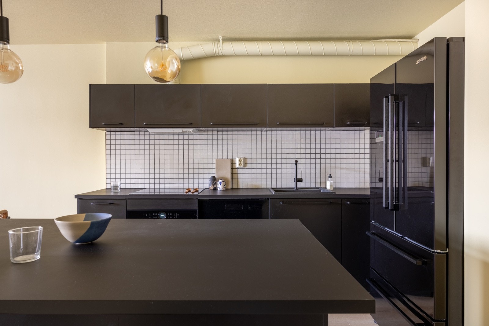 Videre er kjøkkenet integrert med stekeovn, oppvaskmaskin, platetopp og ventilator. Galleribilde