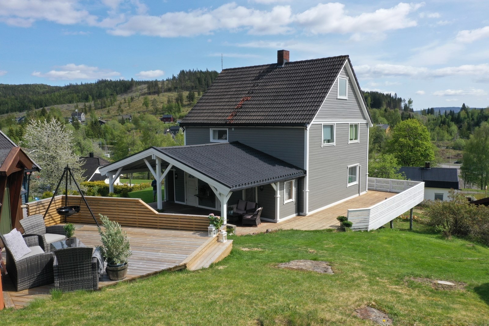 EiendomsMegler 1 Hadeland v/Sindre Backe har gleden av å presentere Sagvegen 30 på Grua for salg. Boligen ligger høyt og fritt, innerst i Sagvegen på Grua - godt over annen bebyggelse foran! Galleribilde