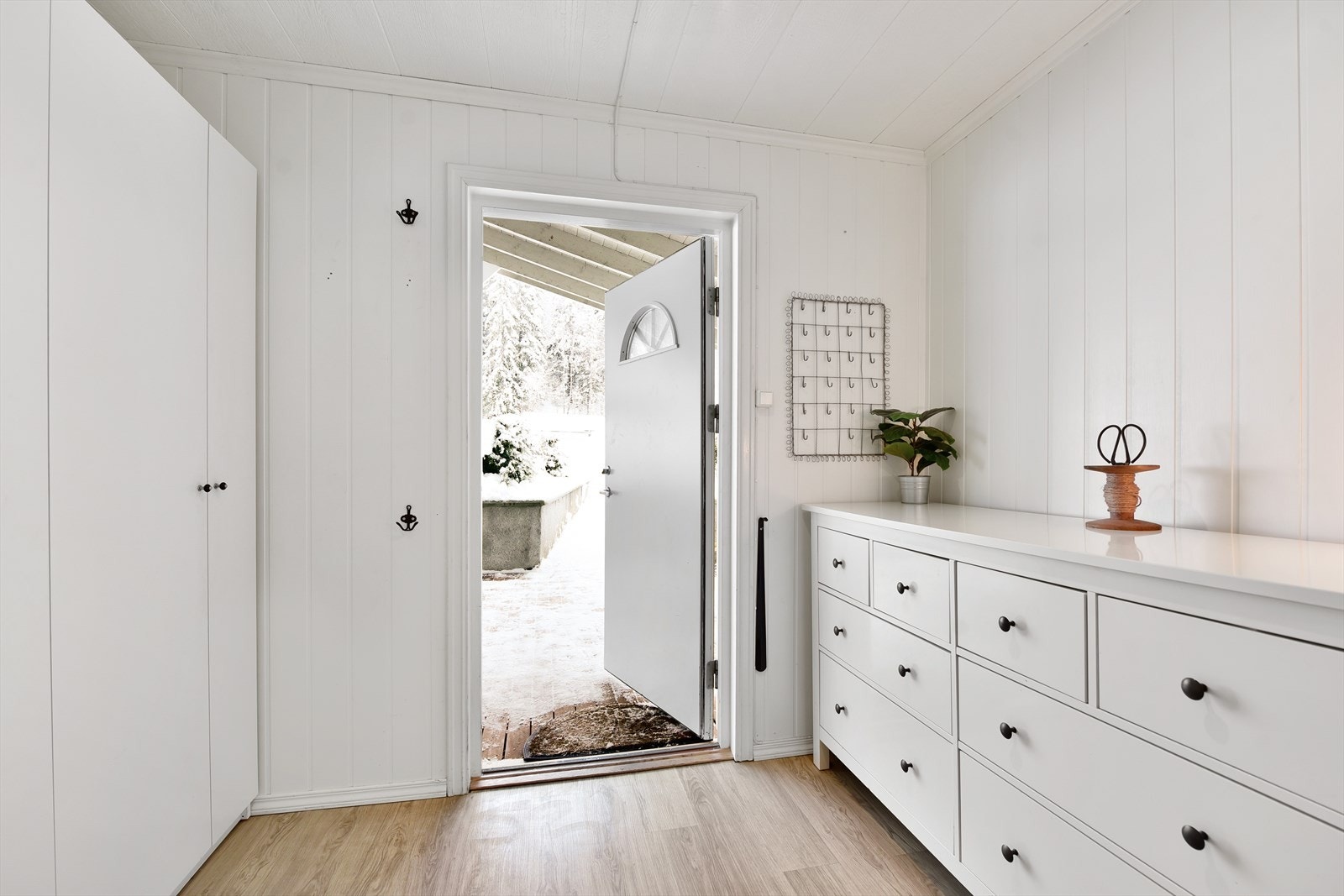 Velkommen inn - lys og romslig entré med plass til garaderobeinnredning Galleribilde