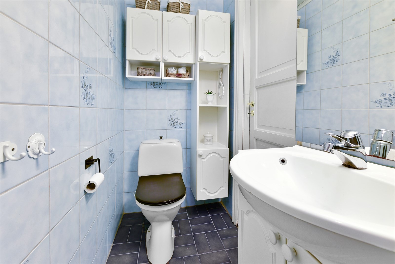 Bad i 1. etasje - badet er lite, men funksjonelt og innredet med servant, wc, veggskap og dusj Galleribilde