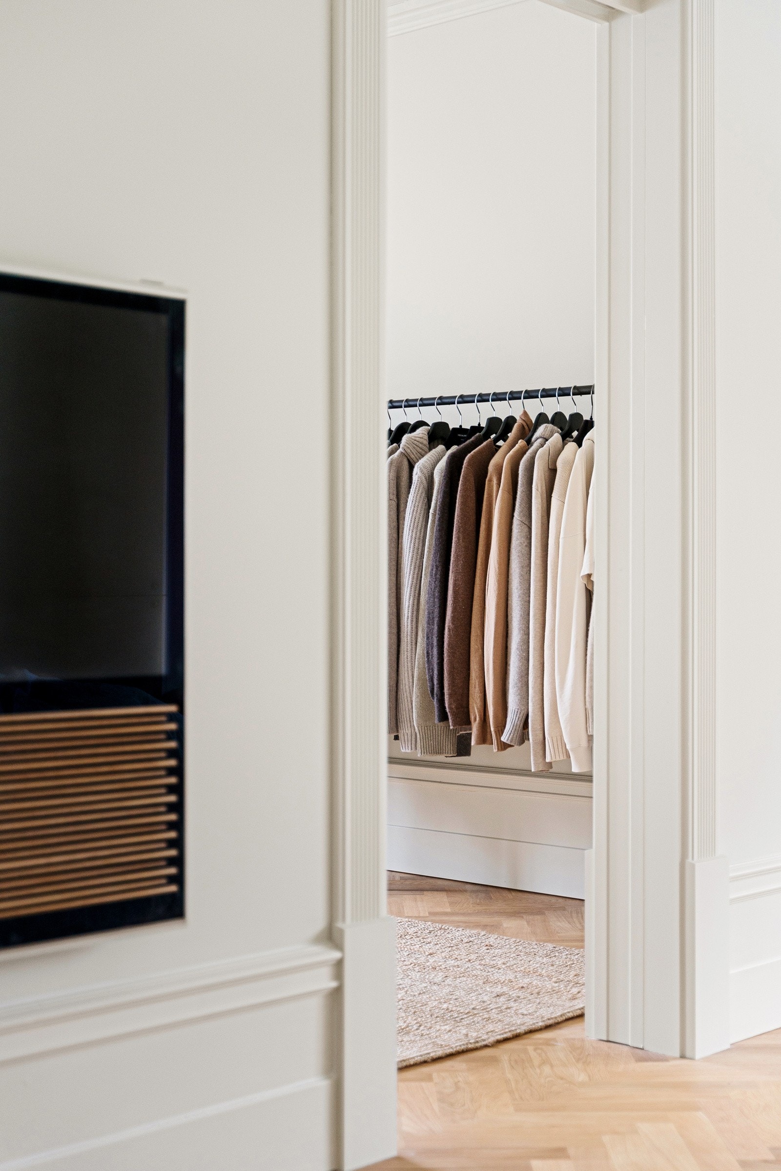 Hovedsoverommet er svært romslig og ligger i en privat fløy med bad og eget walk-in closet. Galleribilde