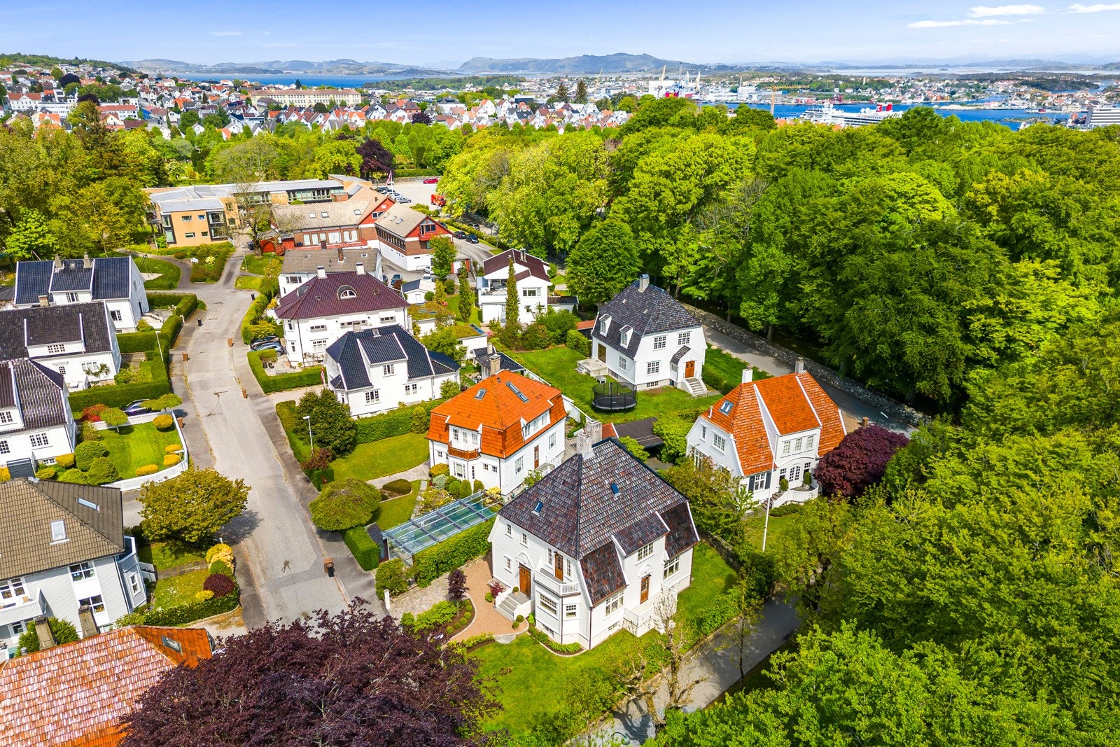Eiendommen grenser til den idylliske Munkehagen, og siden det ikke er hus foran får man nydelig lysinnslipp i villaen. Galleribilde