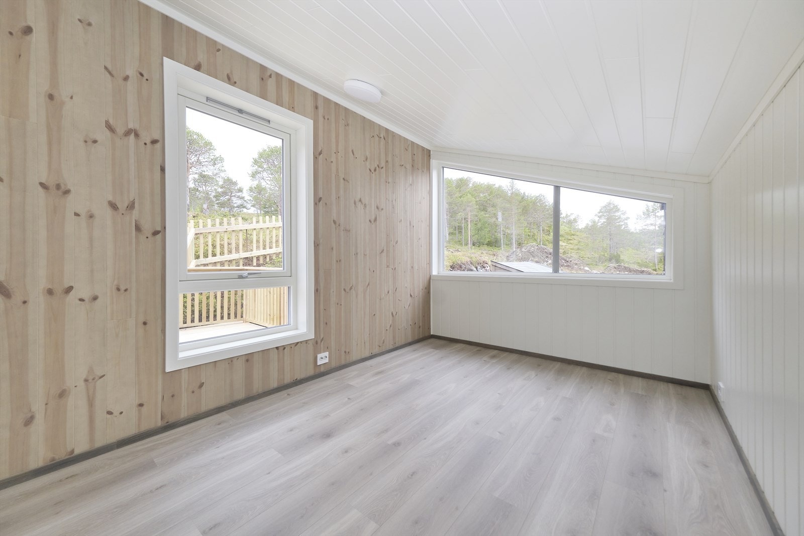 I 2.etasje er det innredet to soverom og et toalettrom. Det ene soverommet kan også fint fungere som en ekstra stue hvis man ønsker det. Galleribilde