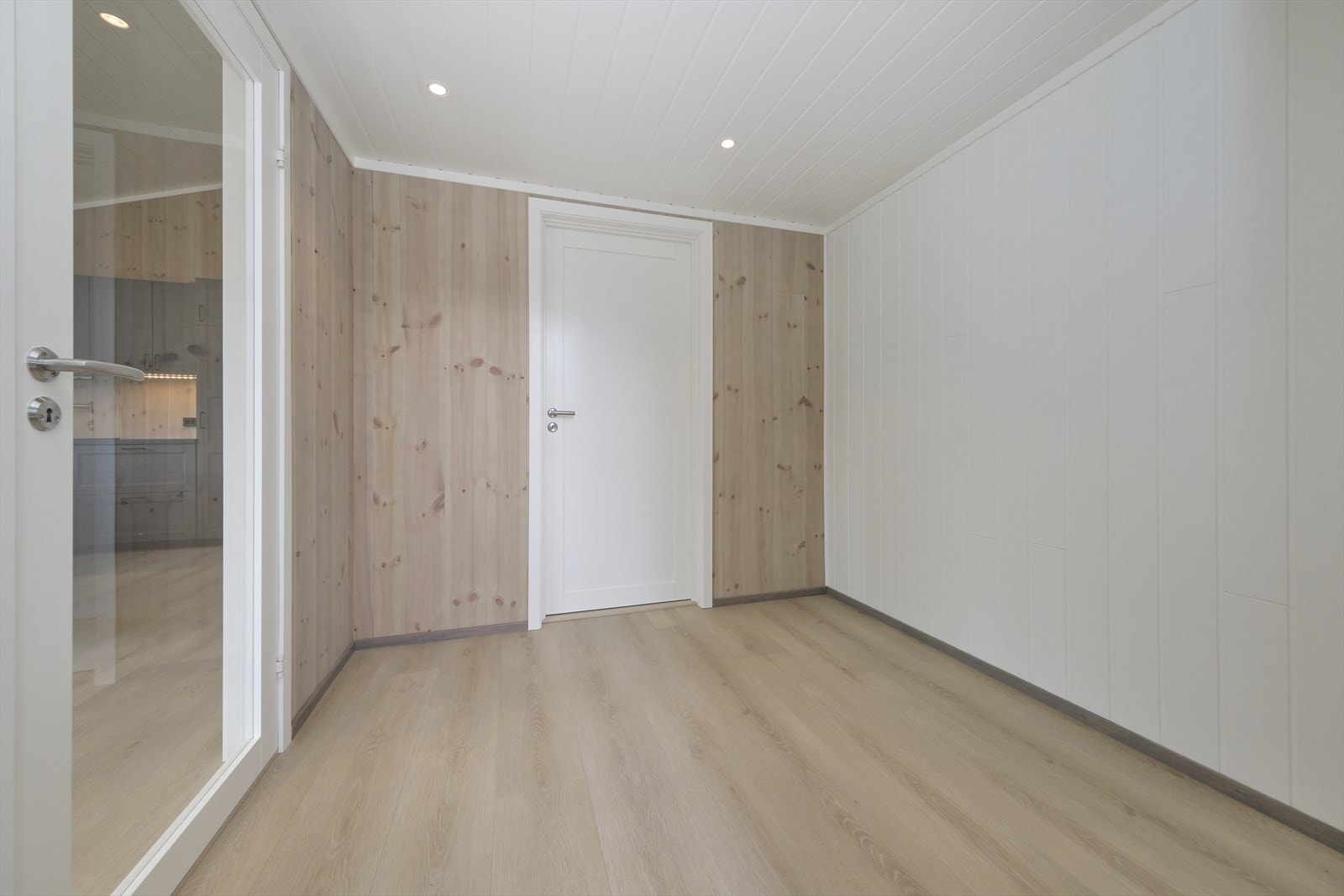 Dør inn til teknisk rom i 1.etasje. Galleribilde