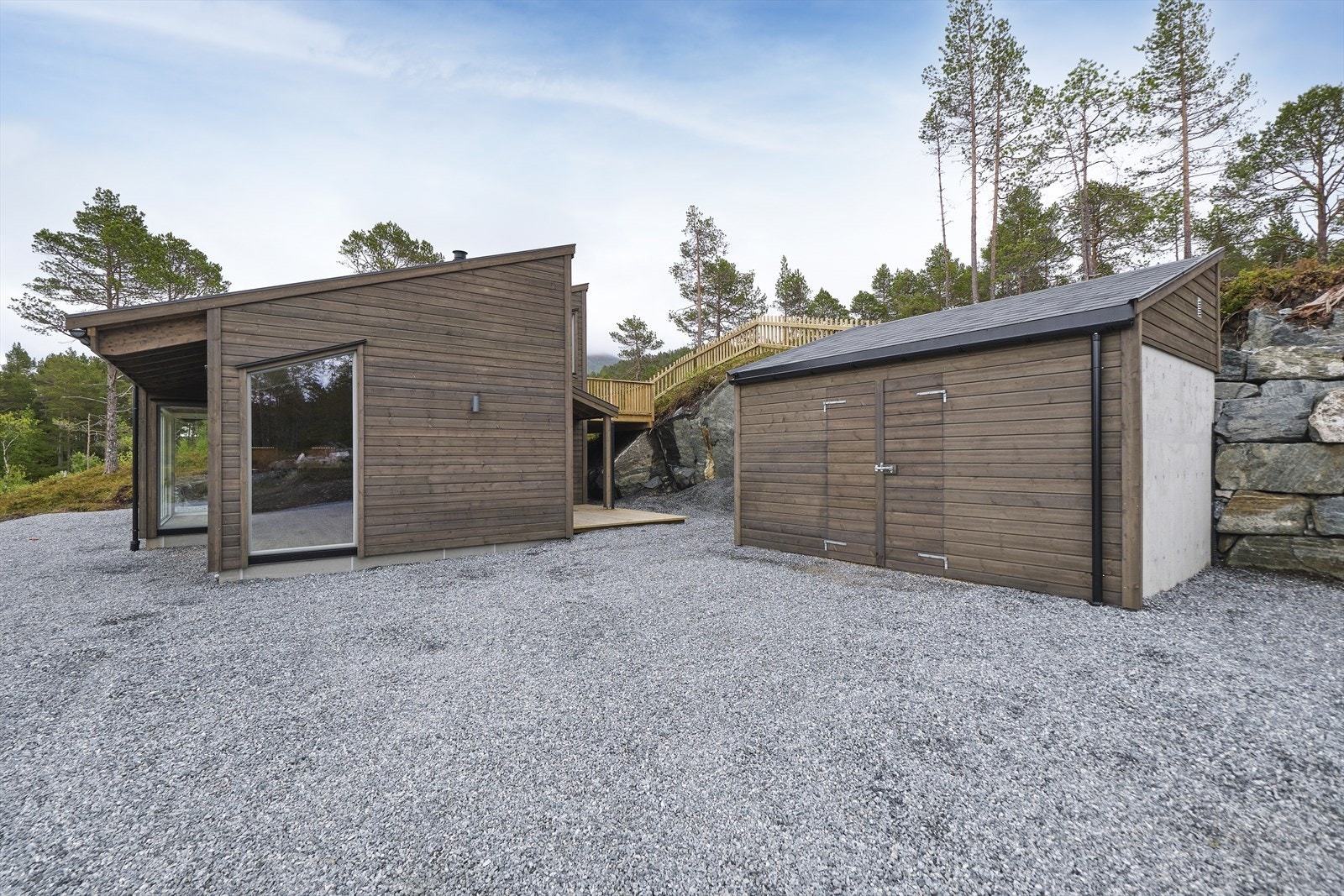 Frittstående bod med god oppbevaringsplass. Galleribilde