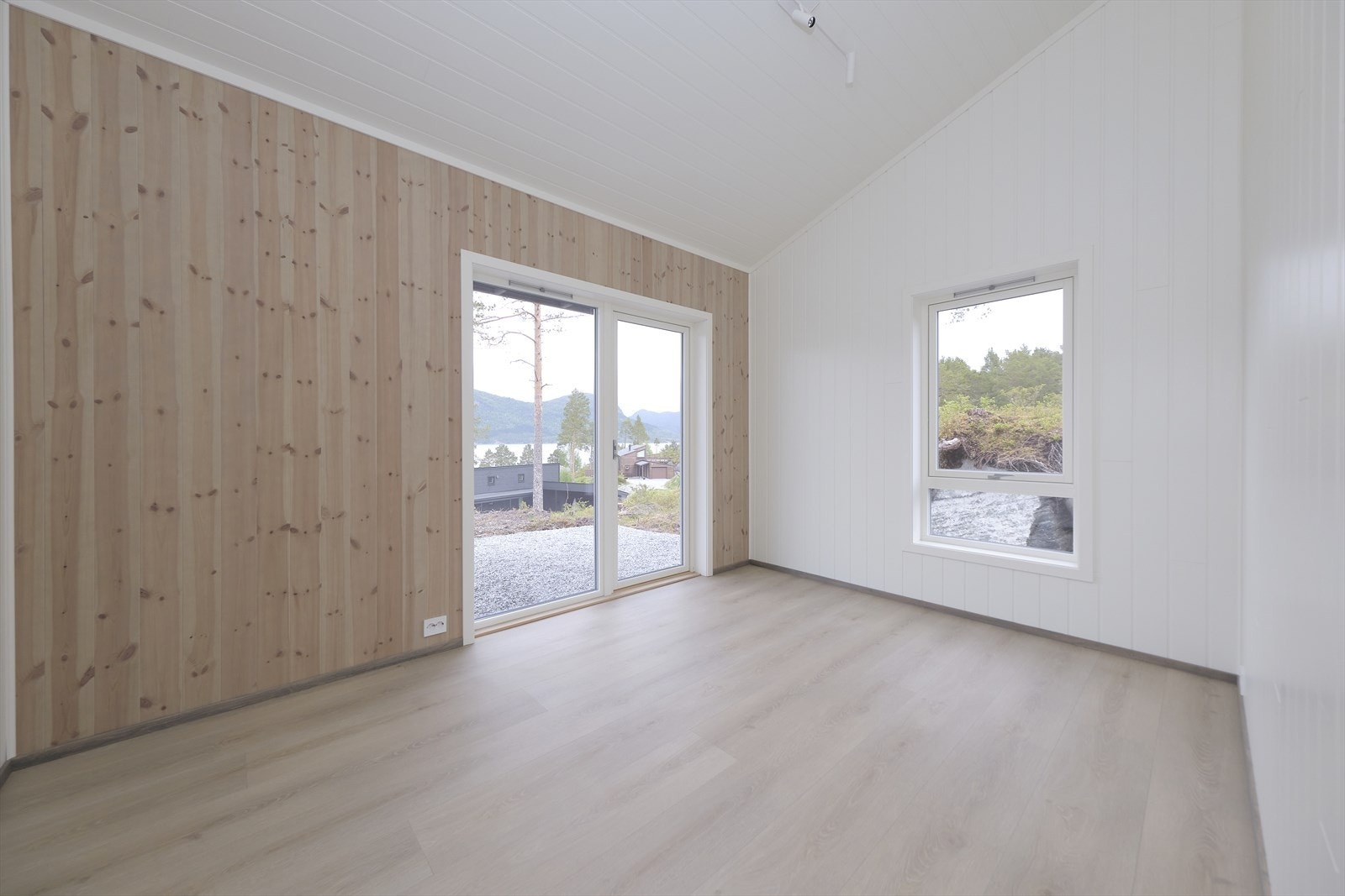 Romslig hovedsoverom på ca. 11 kvm. med god plass for dobbeltseng. Galleribilde