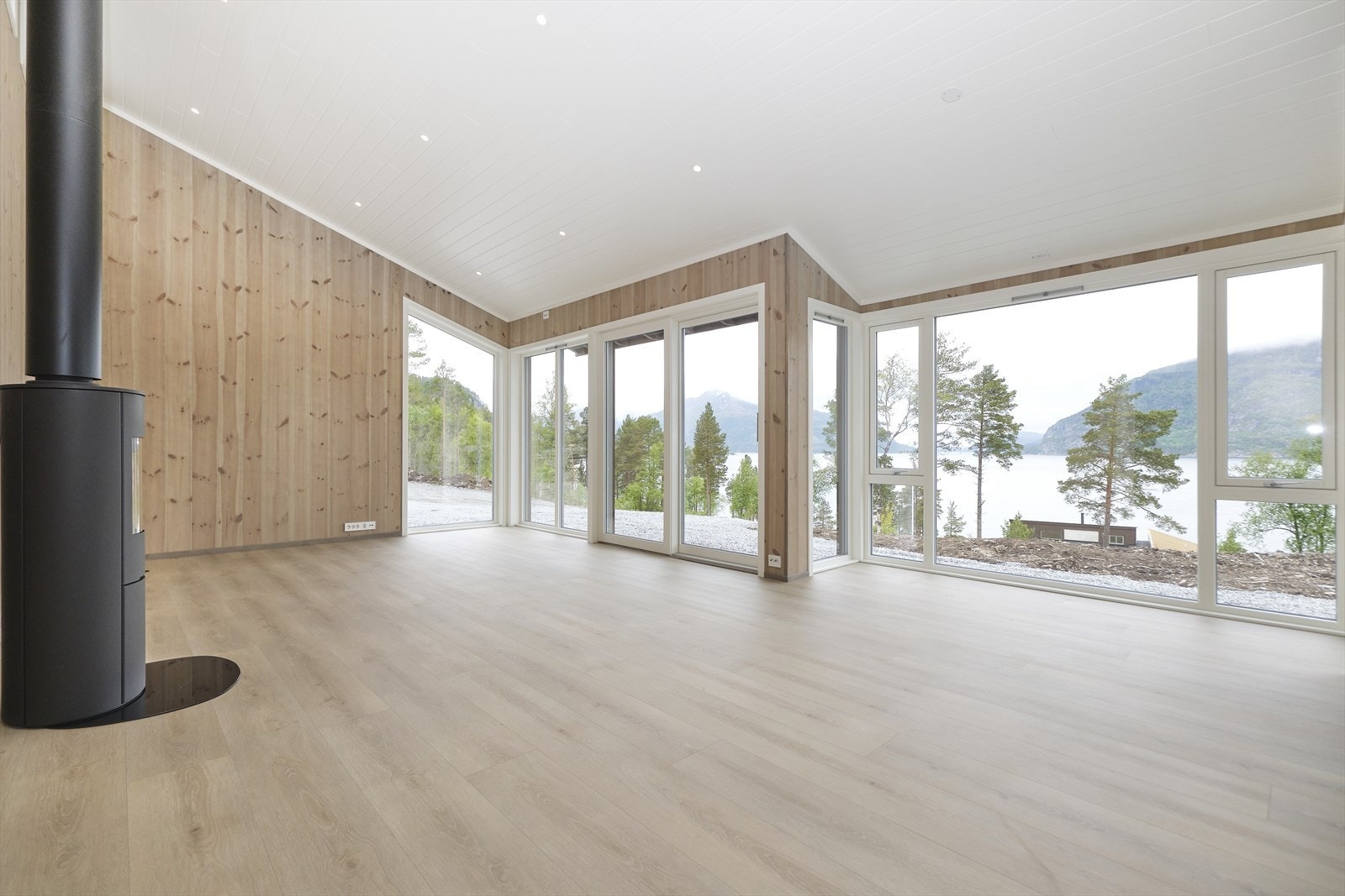 De store vindusflatene gir godt naturlig lys inn samtidig som det ivaretar utsikten. Galleribilde