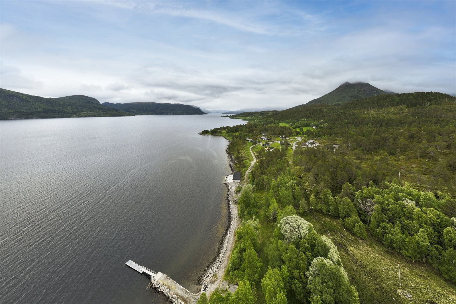 Området har et godt utvalg kulturelle begivenheter i sommerhalvåret. Årlig blir det arrangert flere konserter og festivaler, bla. Fossekonserten i Valsøybotn, Hestholmen Retrofestival på Valsøya og veteranbåt-treff på Otnesbrygga. Galleribilde