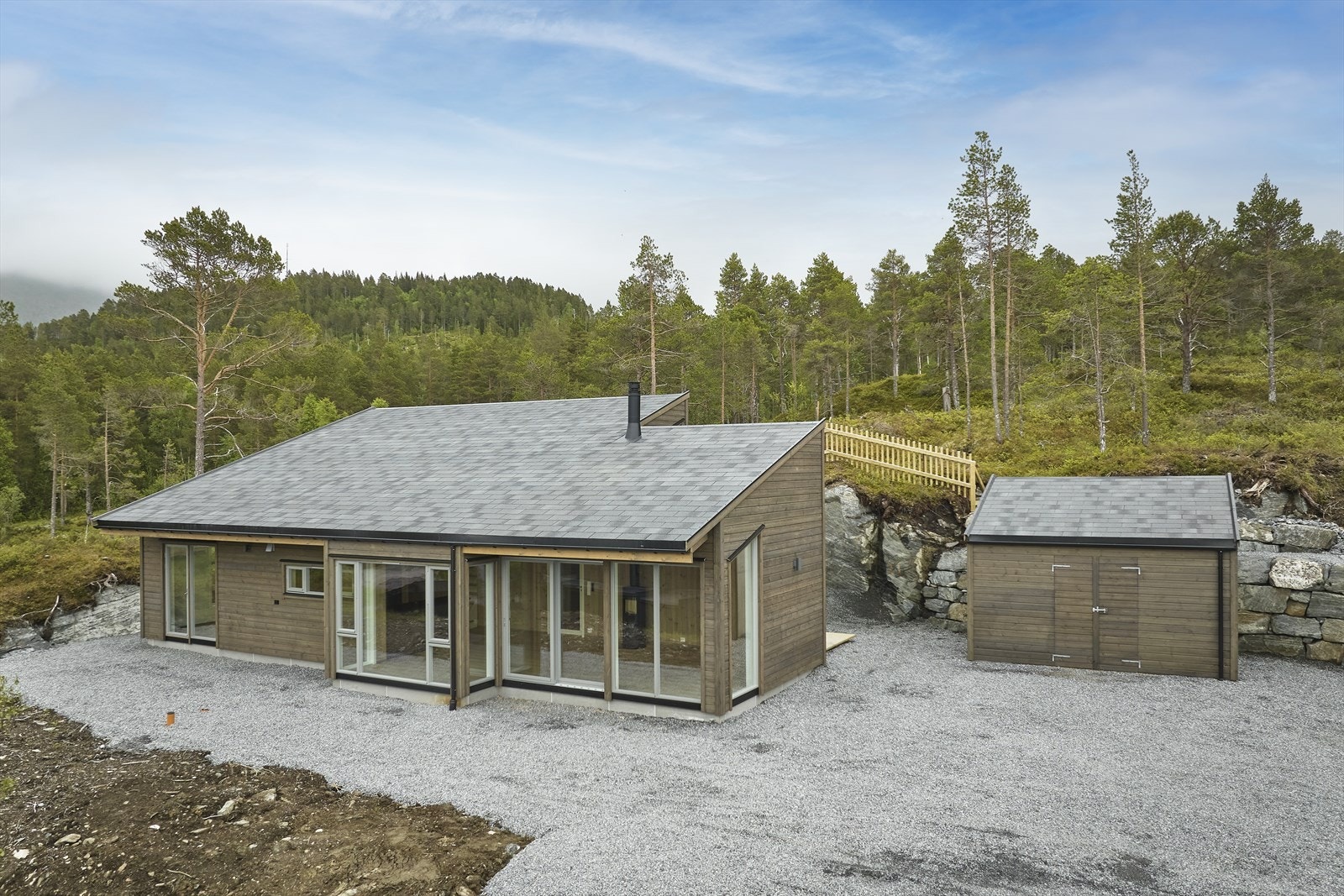 Fritidsboligen ligger fint til i naturskjønne omgivelser i Einhaugen hyttefelt i Valsøyfjord. Fra eiendommen er det fantastisk utsikt mot fjorden og fjellene rundt. Galleribilde