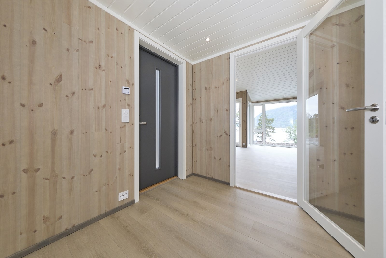 Lys og romslig gang med adkomst inn til teknisk rom og videre inn til stue og kjøkken. Galleribilde