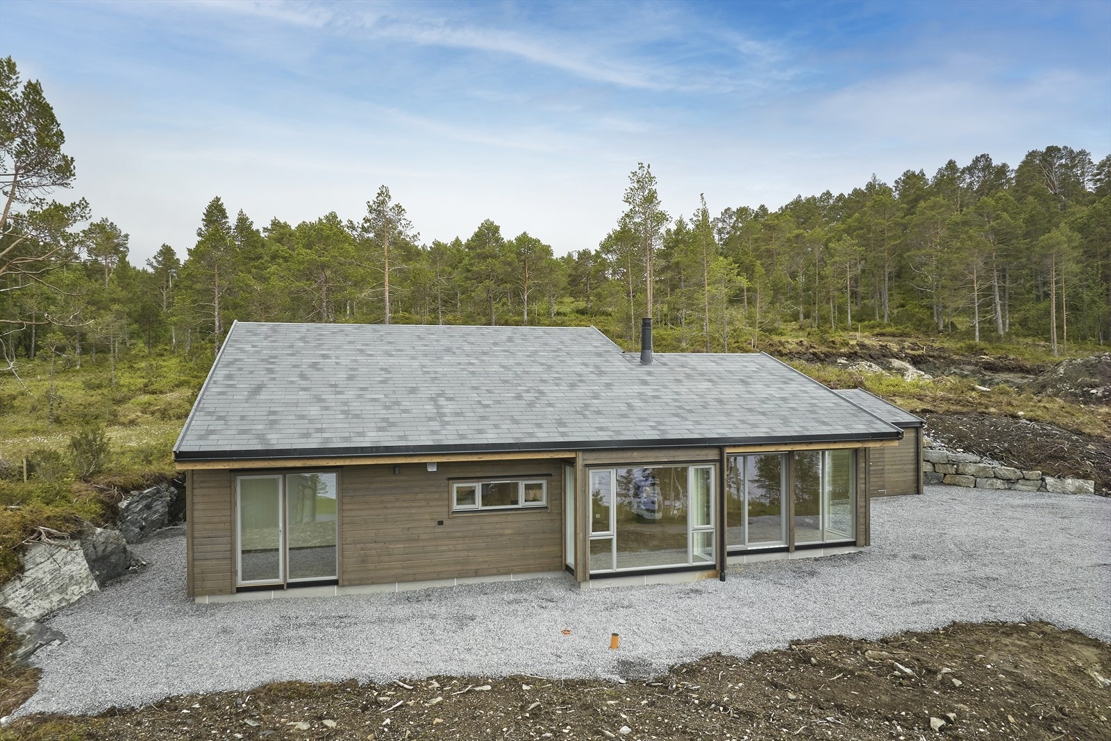 Romslig tomt på ca. 1040 kvm. Tomta er klargjort for etablering av terrasse på fremsiden. Galleribilde
