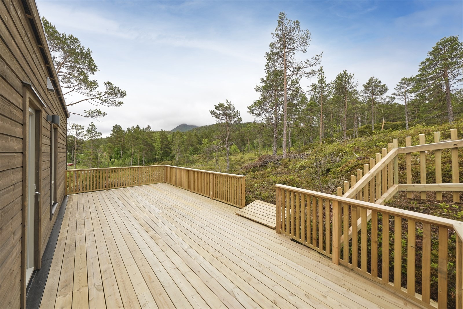 Fra gangen i 2.etasje er det utgang til en romslig veranda på ca. 32 kvm. Galleribilde