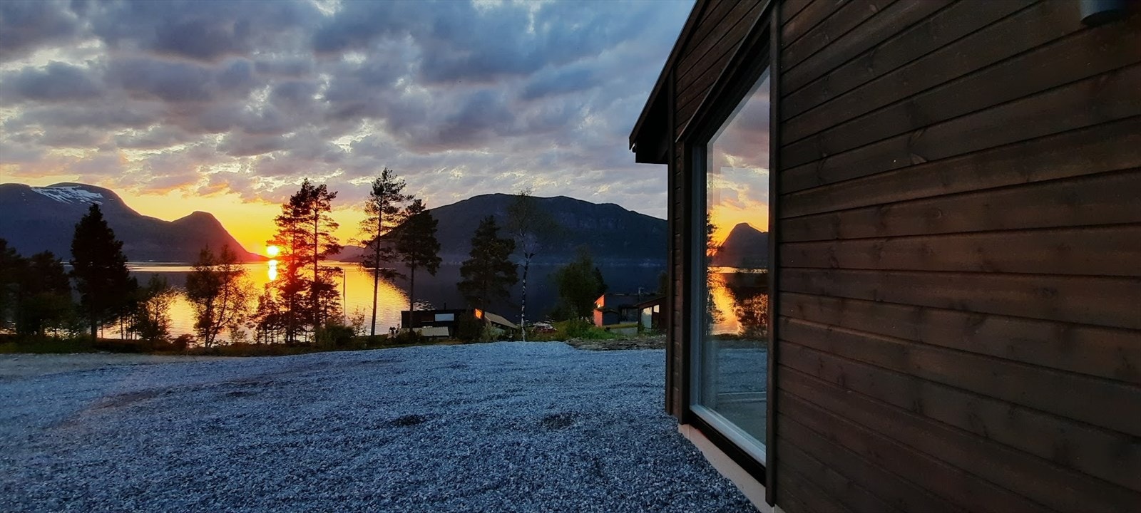 Hytta ligger like i nærheten av sjøen med mulighet for både bading, båtliv og fiske. Galleribilde