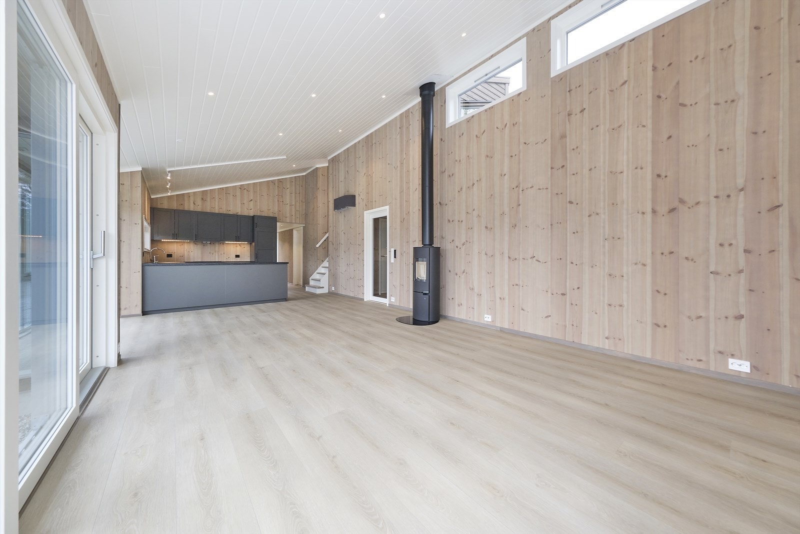 Det er montert varmepumpe i stua som bidrar til jevn og behagelig innetemperatur året rundt. Galleribilde