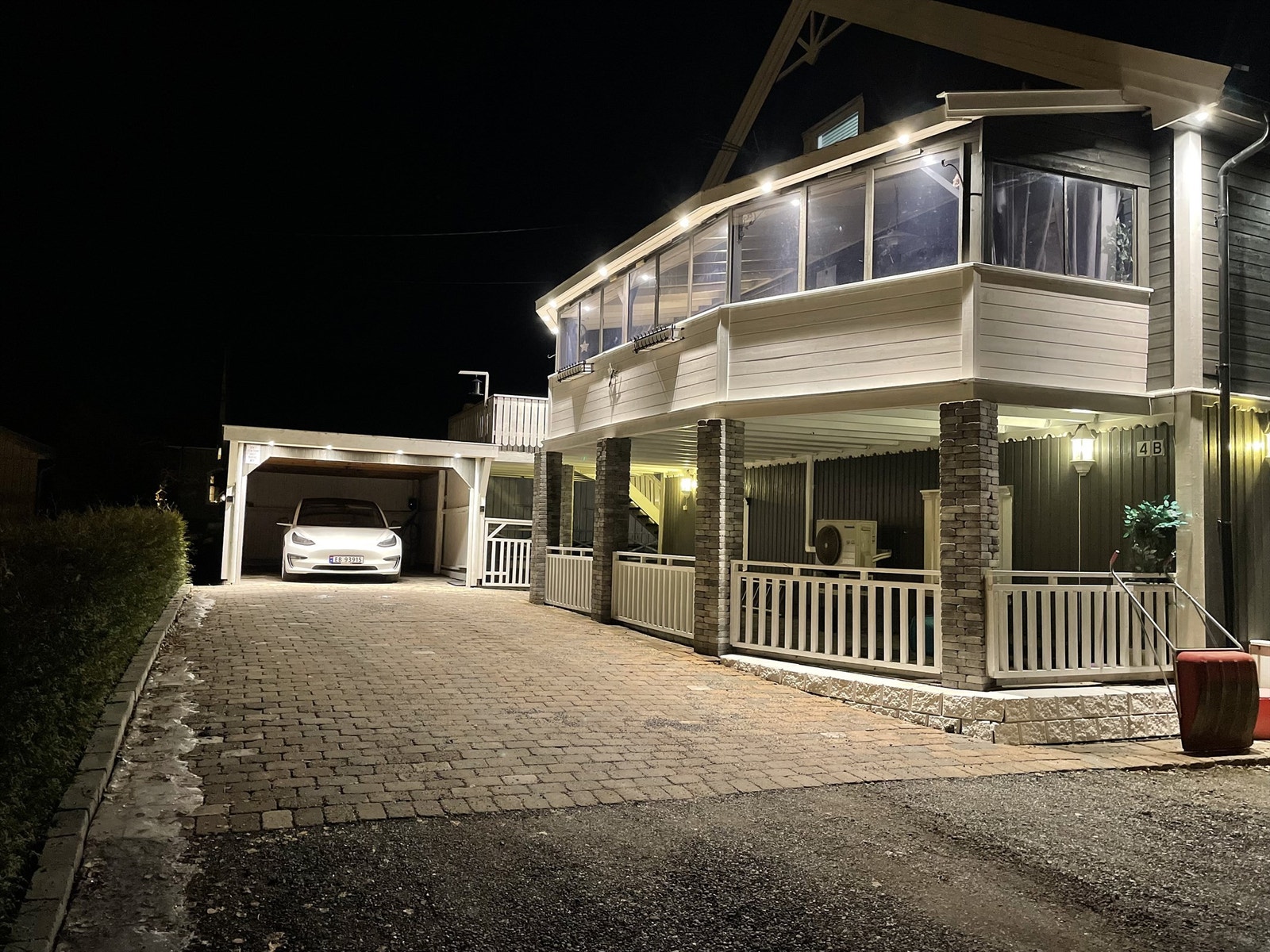 Privat bilde fra selger, det er satt opp lys rundt hele huset. Galleribilde