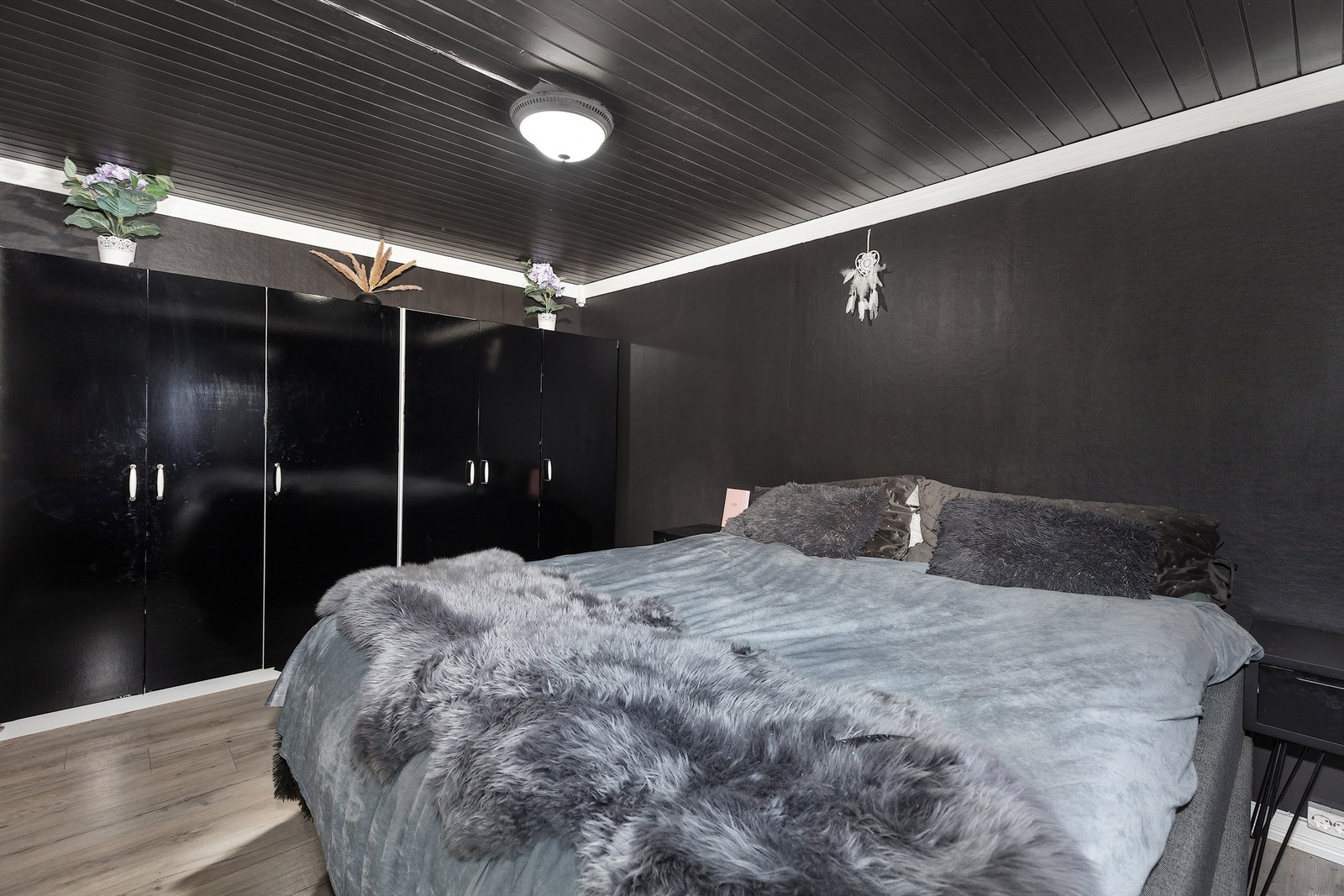 Hovedsoverom med rom for mye skapplass Galleribilde
