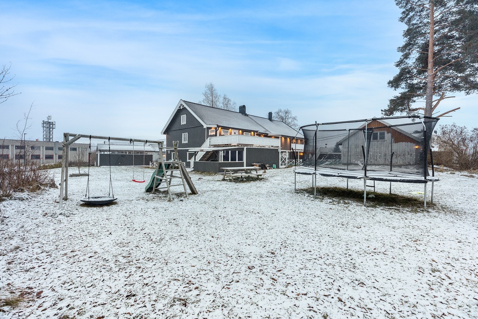 Lekeplass rett utenfor huset. Merk at eiendomsgrensen ikke går ut til lekeplassen Galleribilde
