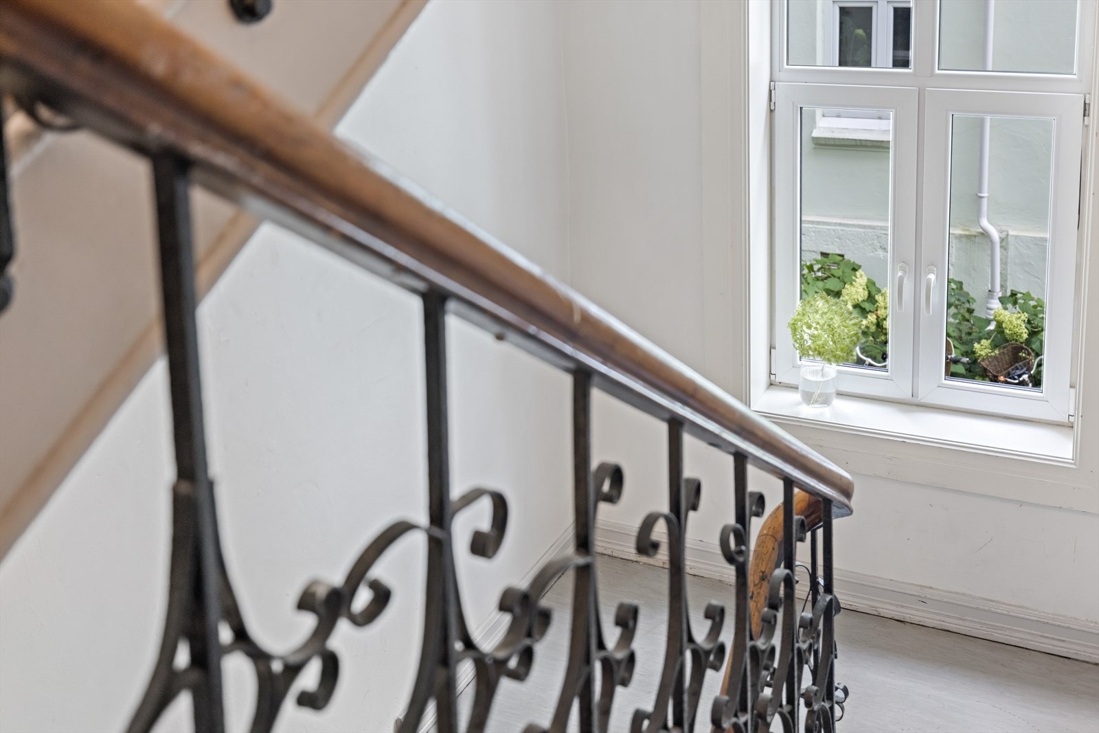 Trappeoppgang med klassisk gelender. Galleribilde