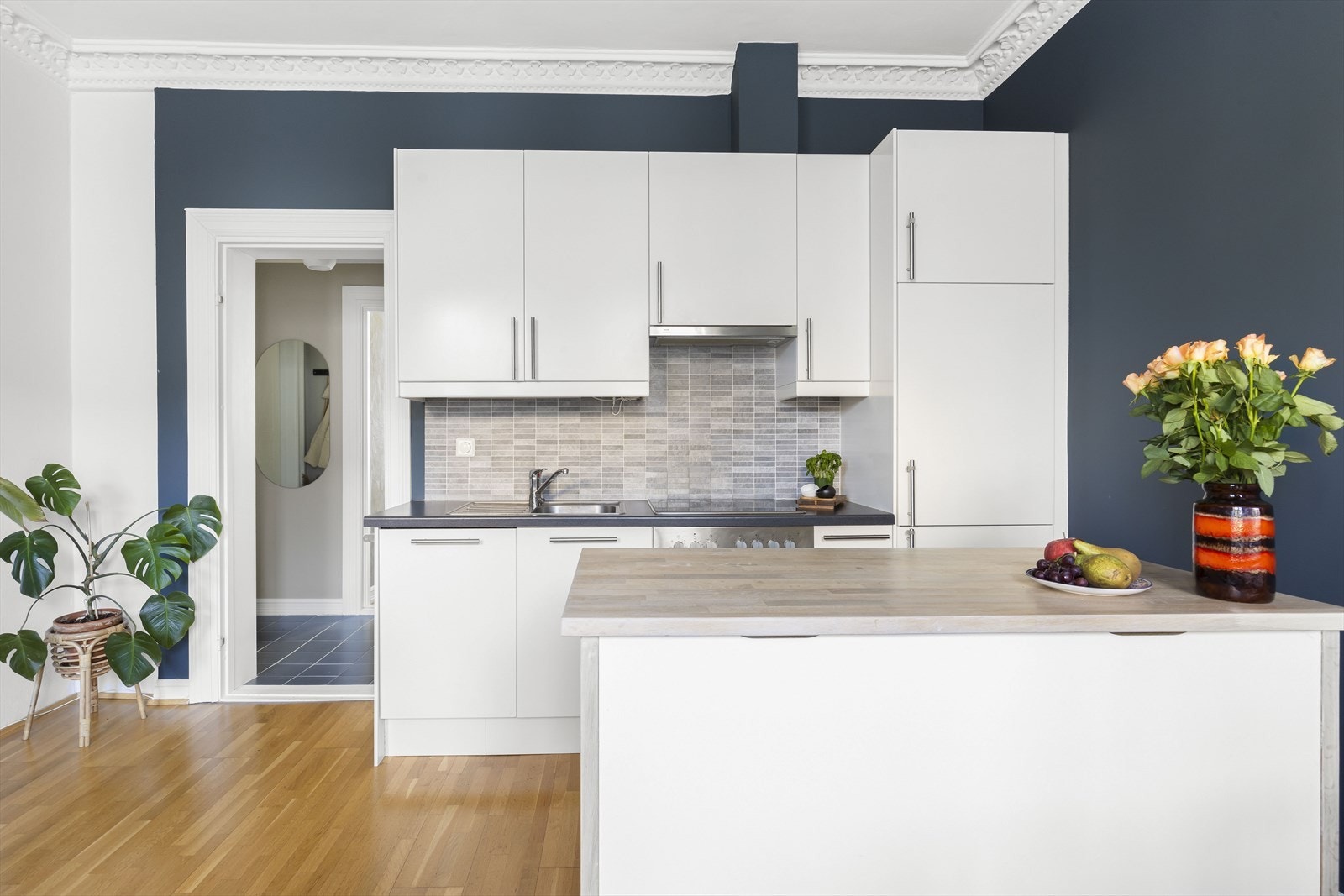 Kjøkken med åpen løsning mot stuen. Galleribilde