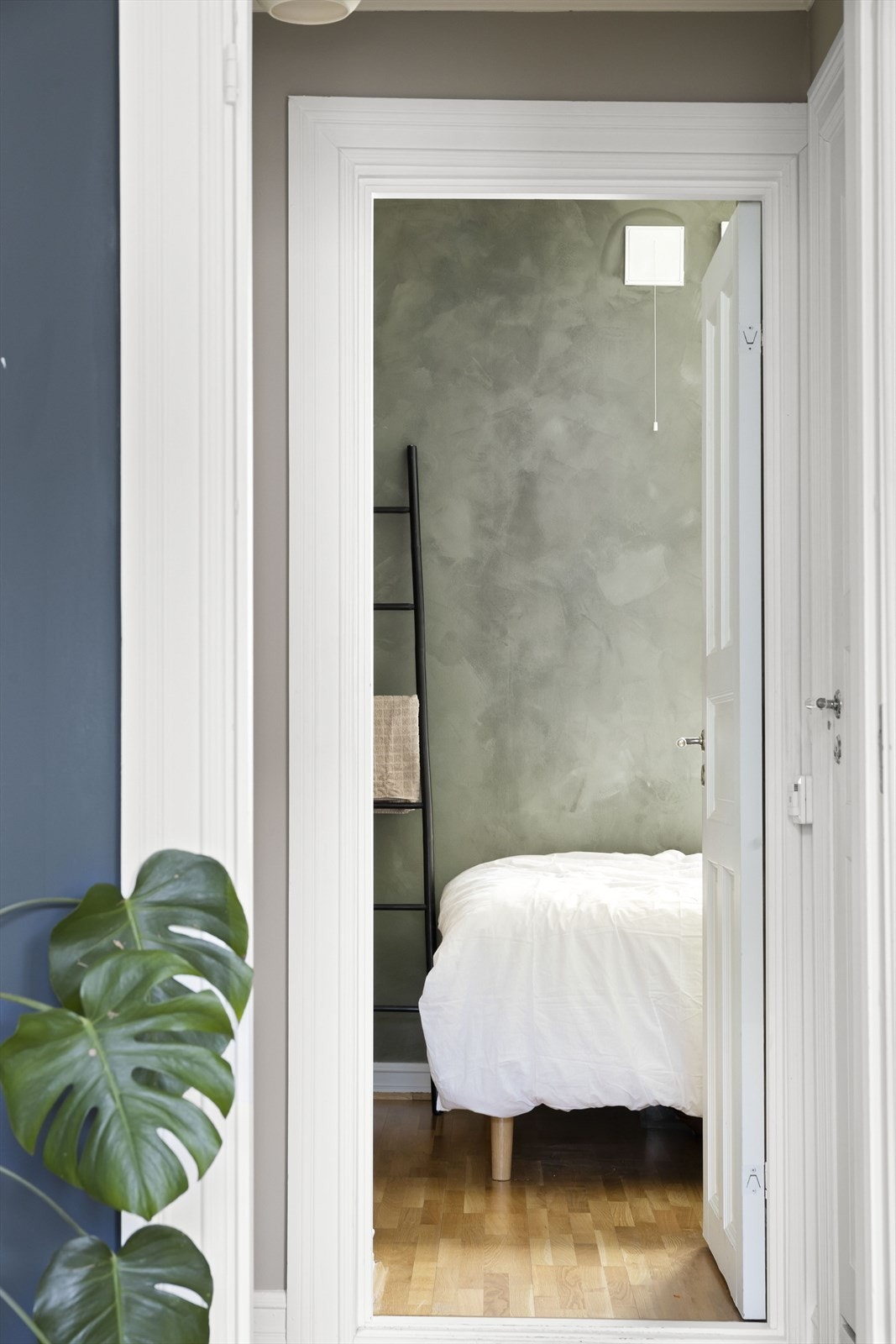 Soverommet er på den andre siden av gangen og er vendt inn mot rolig bakgård. Galleribilde