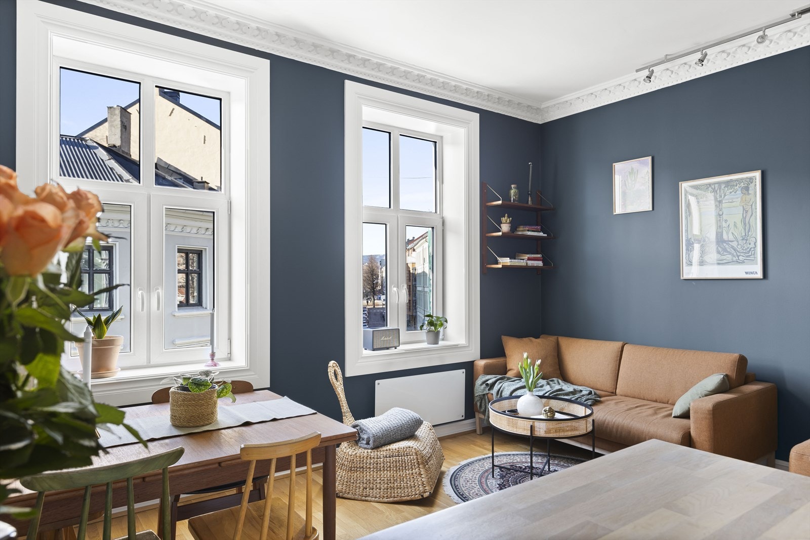 Store vindusflater med dype karmer som gir rikelig med luft og lys. Galleribilde