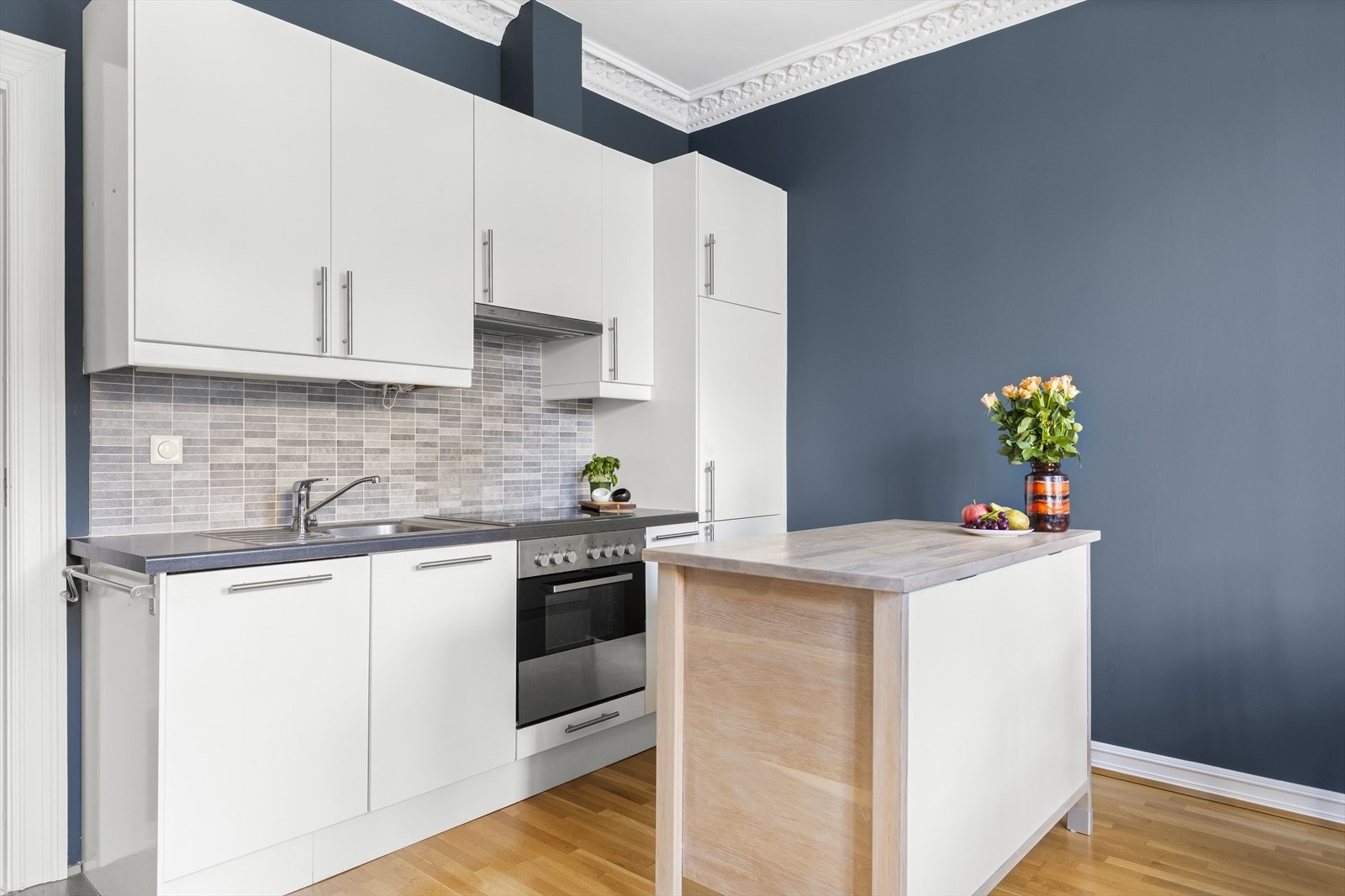 Integrert induksjonstopp, stekeovn, oppvaskmaskin samt kjøl og frys. Galleribilde