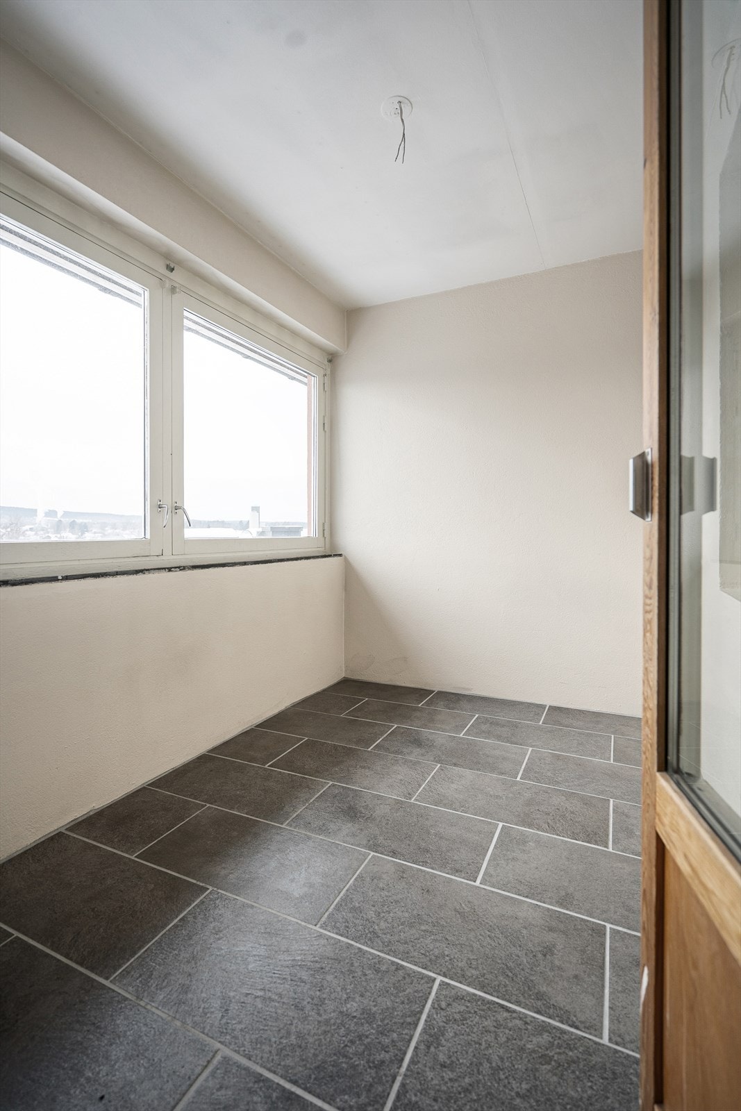 Fra stuen har du utgang til en hyggelig innglasset balkong på ca. 5m² med flislagt gulv. Balkongen vender mot syd. Galleribilde