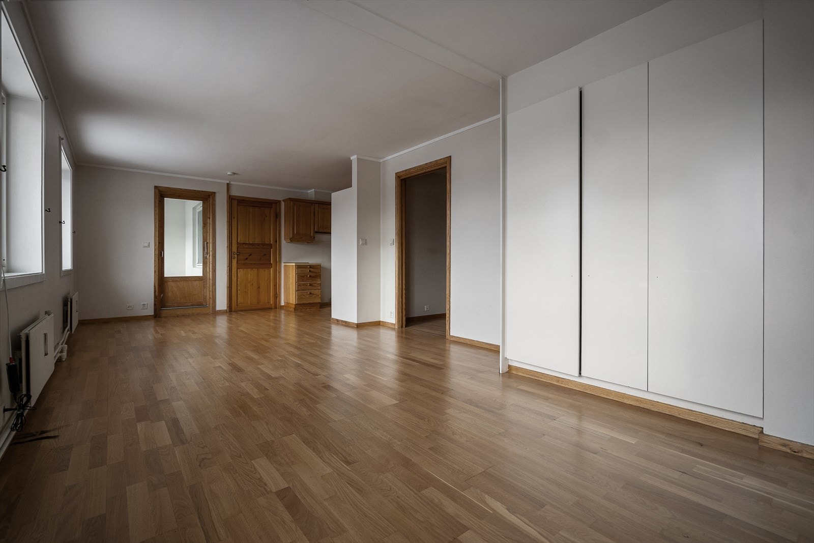 Romslig stue med god plass til både sofagruppe og spisebord. I stuen er det også plassbygde garderobeskap med god oppbevaringsplass. Galleribilde