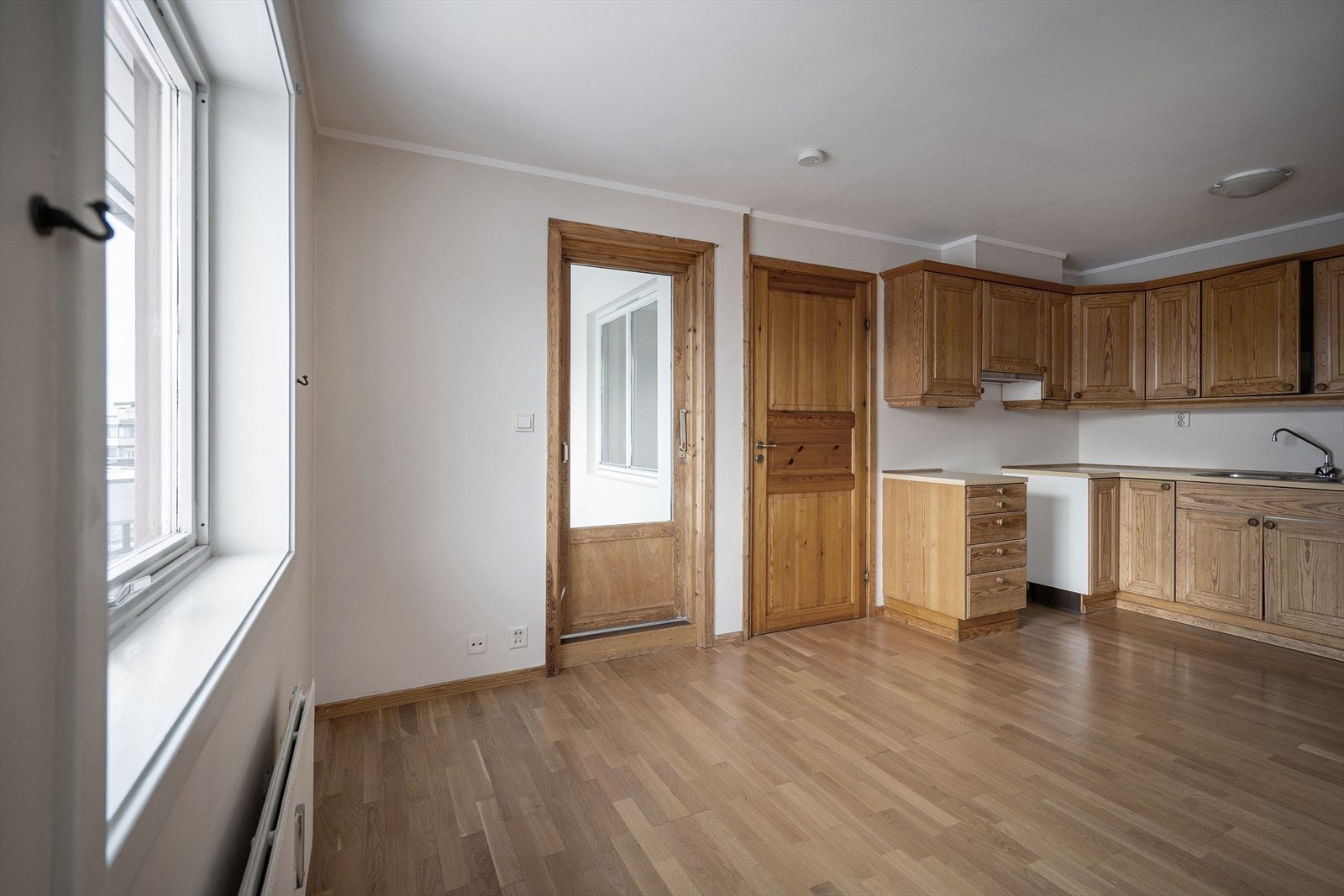 Kjøkkenet ligger i en fin delvis åpen løsning med stuen, adskilt og samtidig åpent og sosialt. Galleribilde