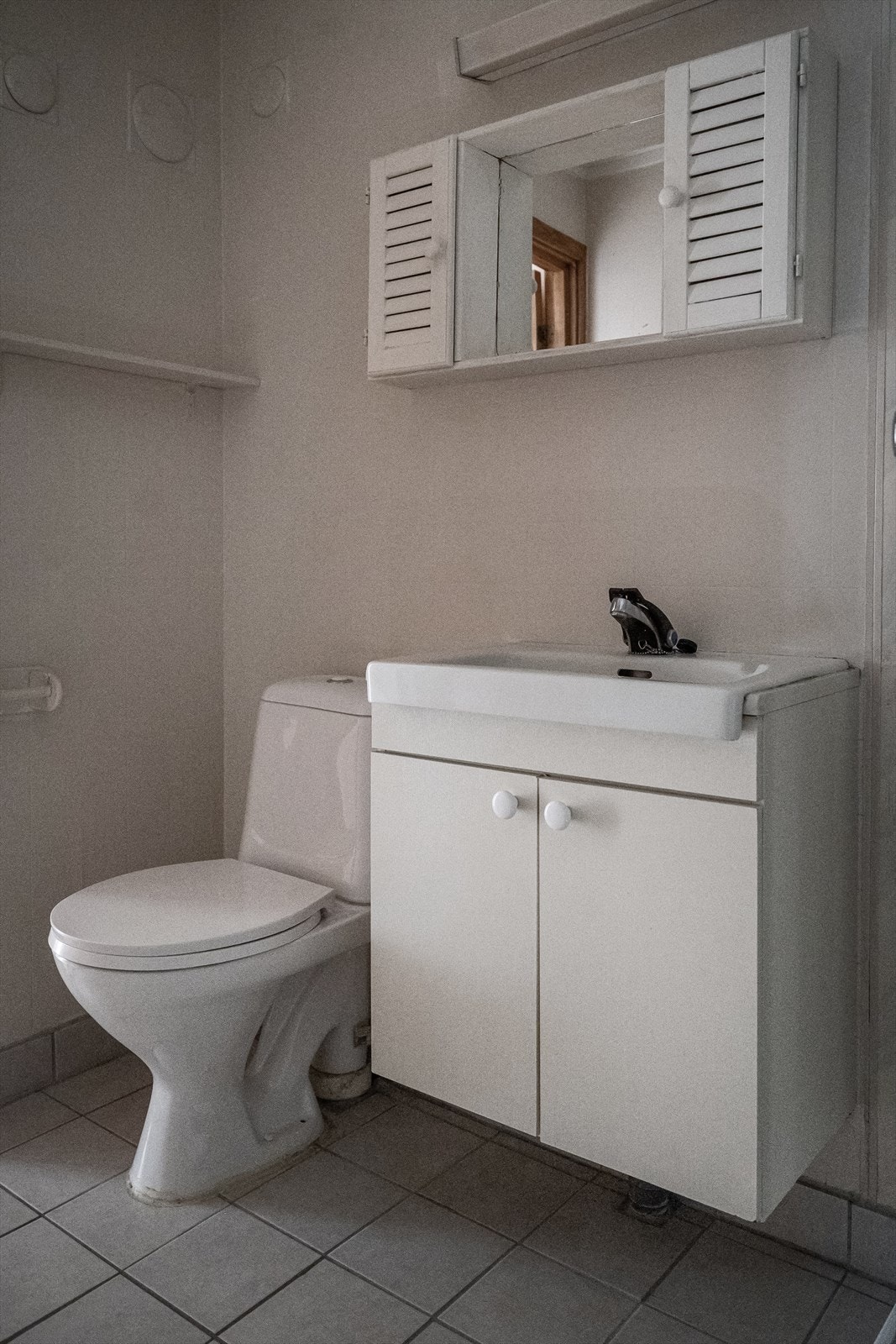 Baderommet er utstyrt med servantskap, speilskap, dusjkabinett, gulvstående toalett og opplegg for vaskemaskin. Galleribilde