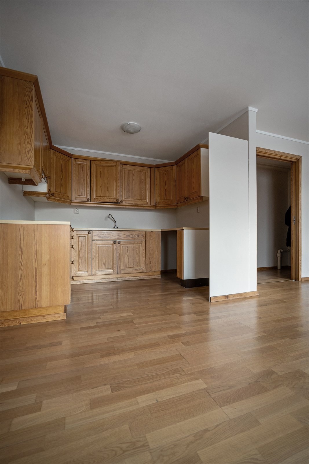 Kjøkkeninnredning med god skap- og benkeplass. Innredningen har profilerte fronter, laminert benkeplate med nedfelt oppvaskkum og avtrekksvifte. Galleribilde