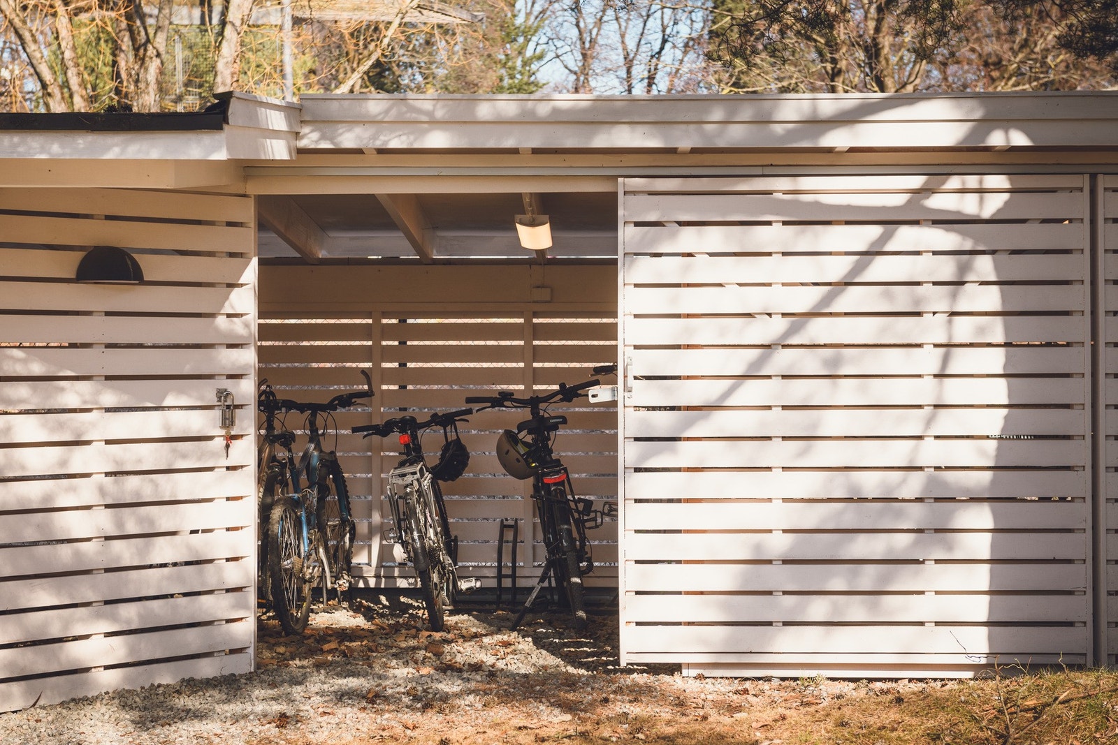 Felles sykkelplass utendørs. Galleribilde