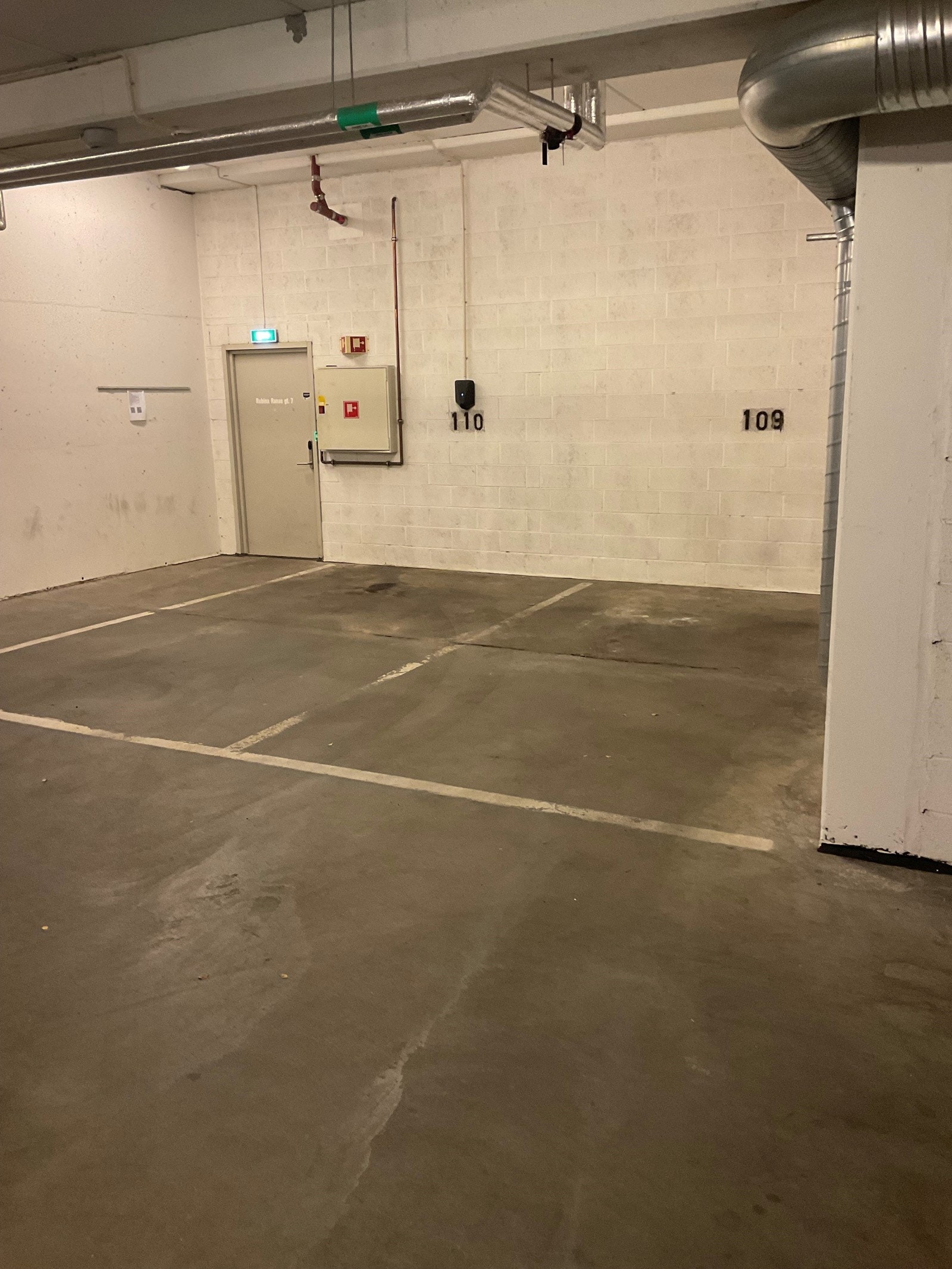 Det er lagt opp infrastruktur for tilkobling av ladeboks til el-bil. Ladeboks bekostes av ny kjøper. Galleribilde