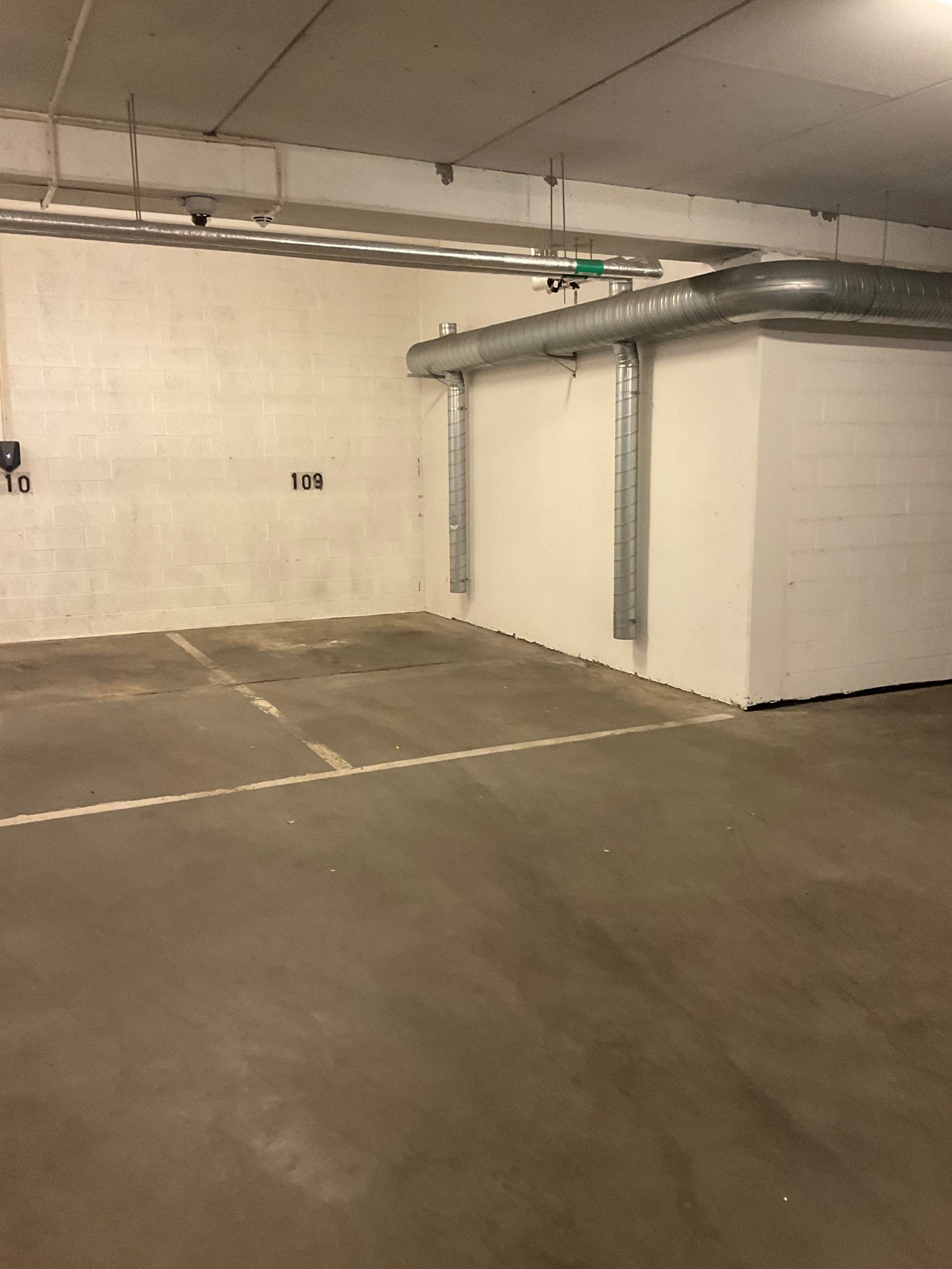 Til anlegget er det automatisk garasjeport med åpning via portåpner eller mobiltelefon. Galleribilde