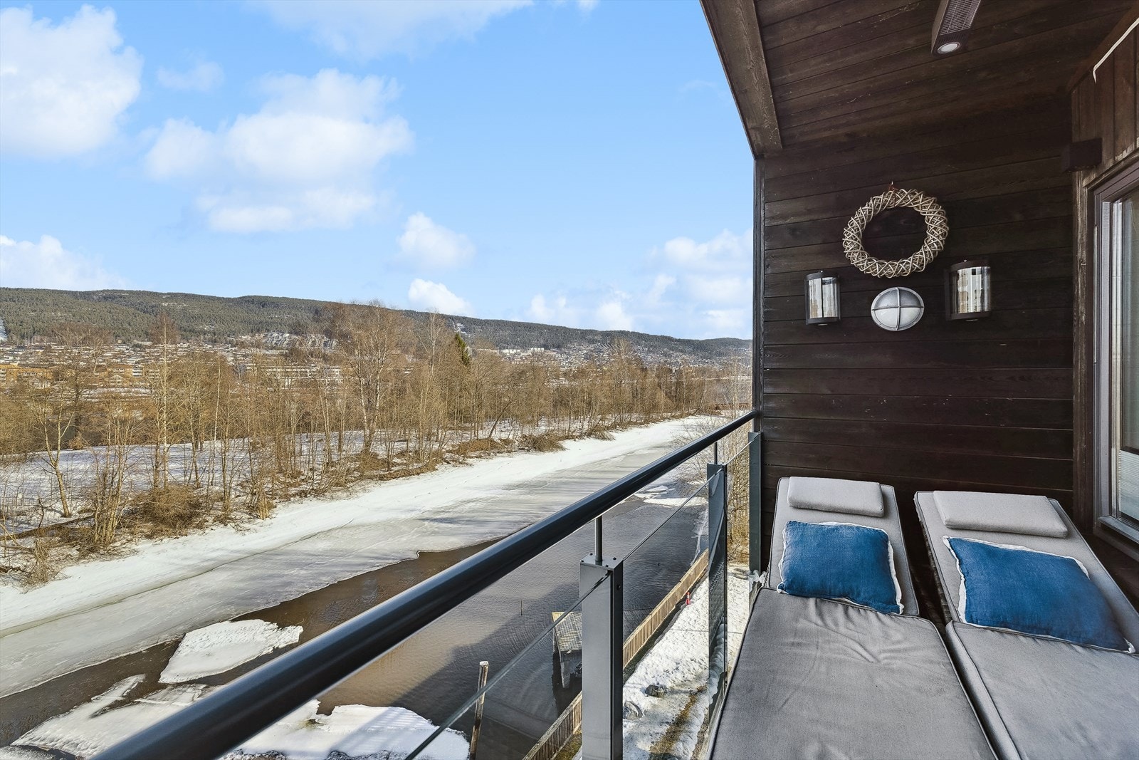 Drammenselva flyter rett forbi leiligheten Galleribilde