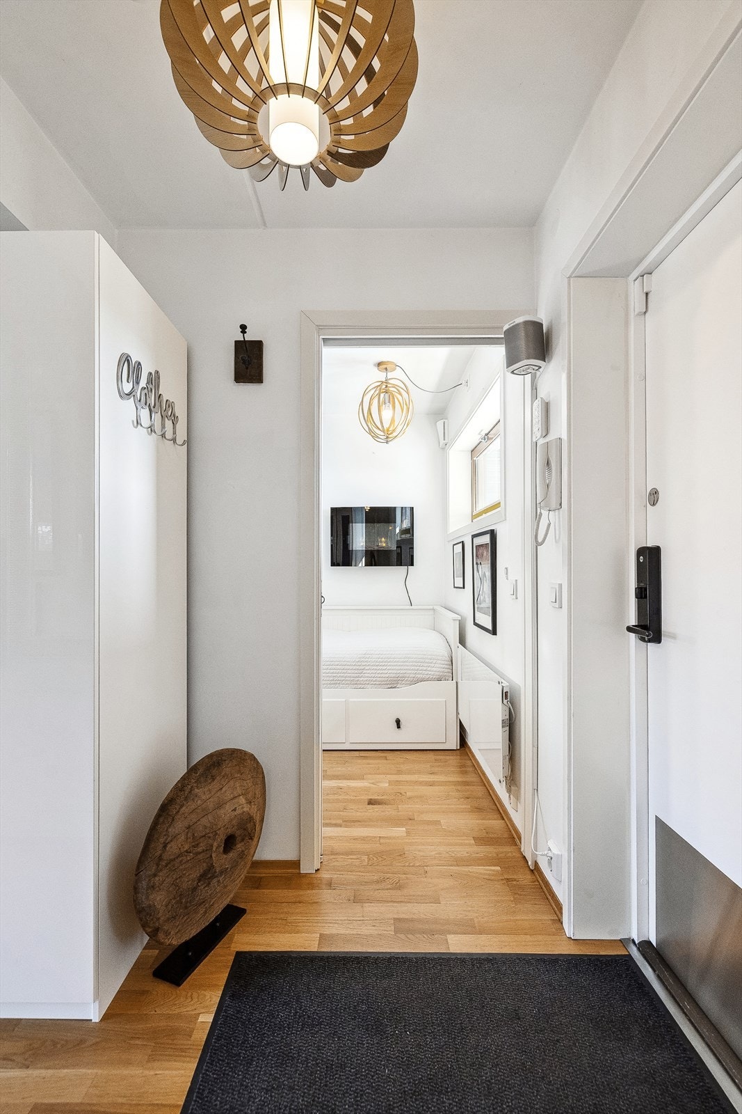 Velkommen inn! Lys entré med plass for garderobeløsninger Galleribilde