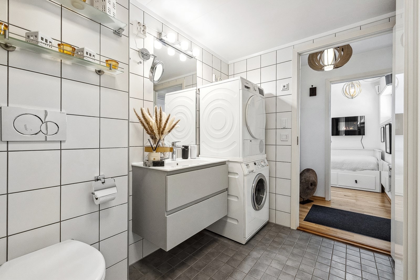 Moderne baderomsinnredning og opplegg for vaskemaskin/tørketrommel. Galleribilde