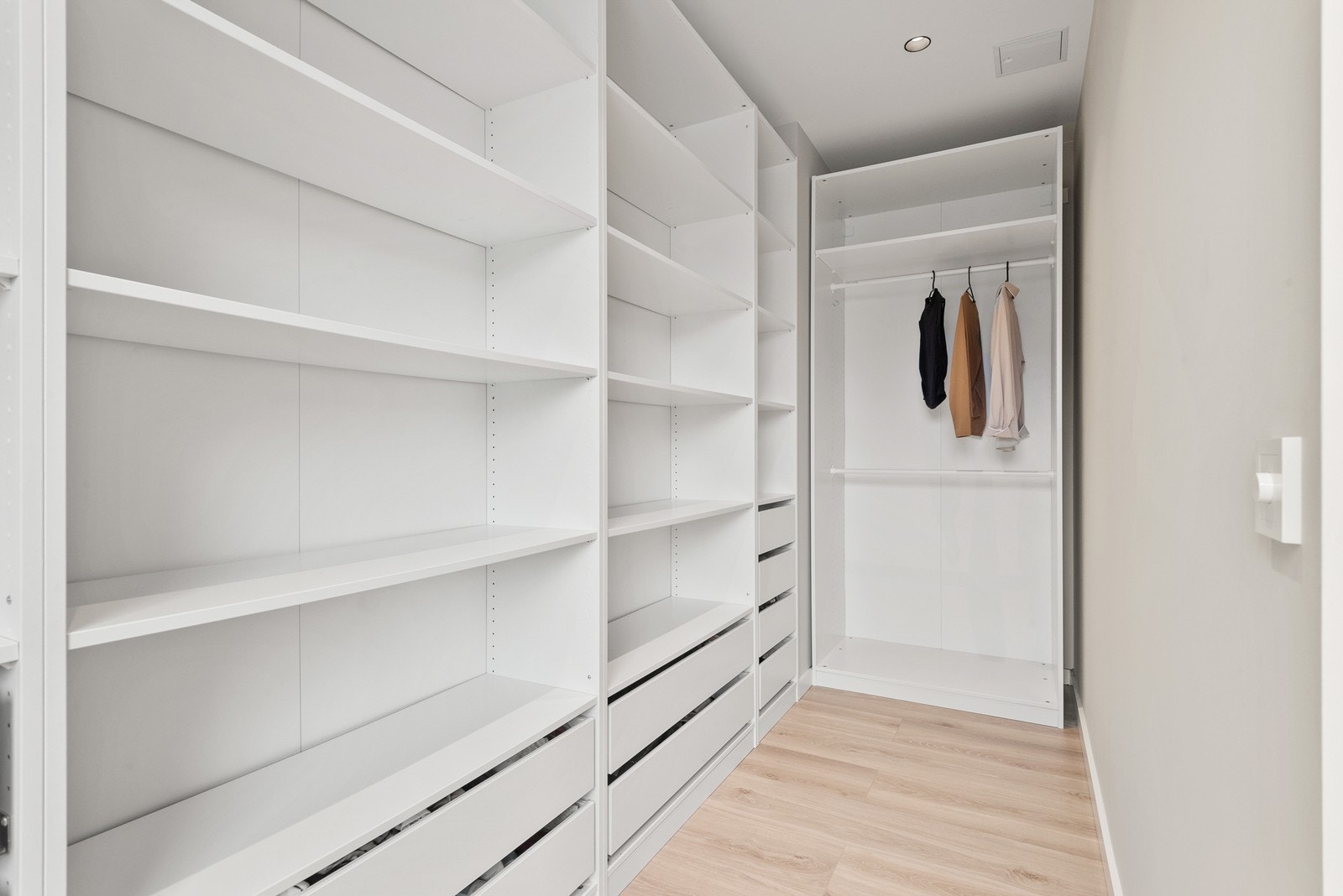 På soverommet er det satt opp en "walk-in" garderobe med garderobe løsning som dekker hele rommets bakvegg. Galleribilde