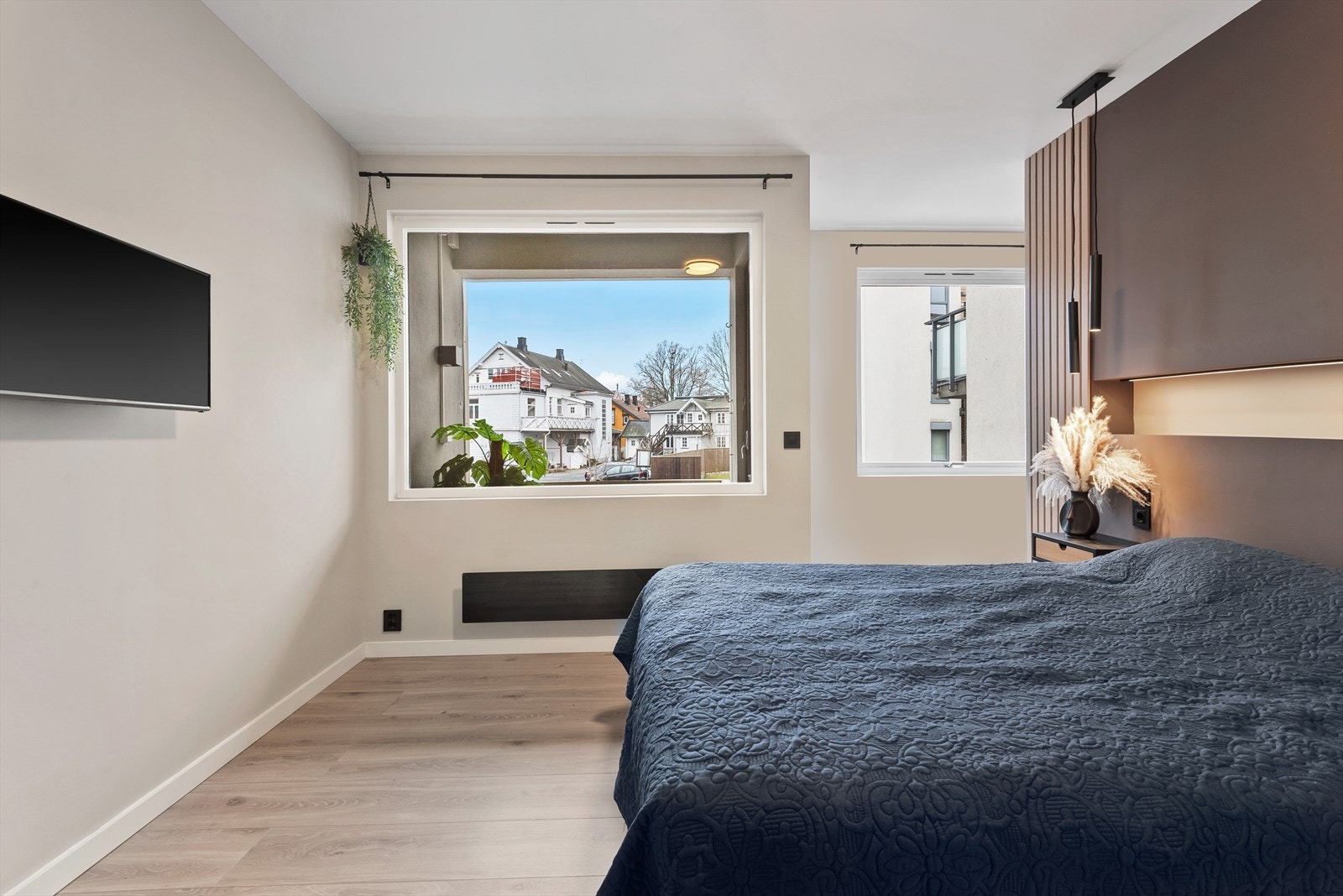 Rommet er av god størrelse og i forbindelse med oppussingen er det satt opp en "walk-in" garderobe med oppbevaringsløsning som dekker hele rommets bakvegg. Galleribilde