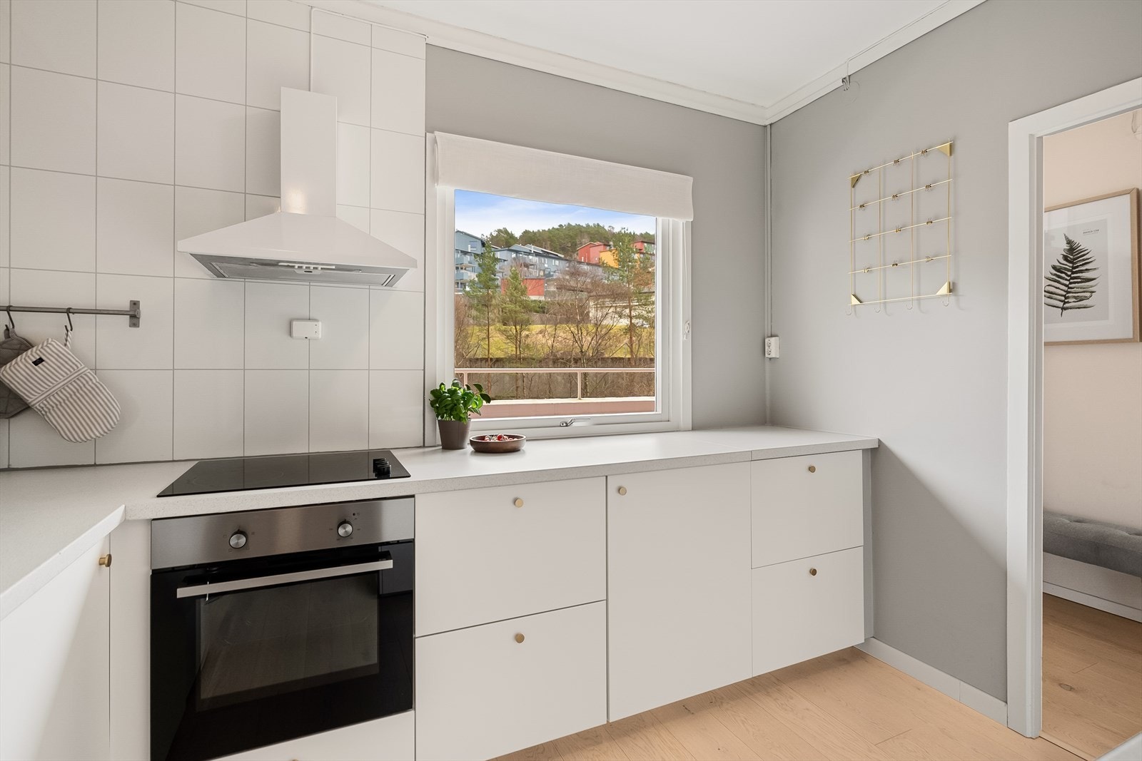 Kjøkkenet har en lekker og tidløs innredning fra 2017 med hvite fronter og laminert benkeplate. Galleribilde