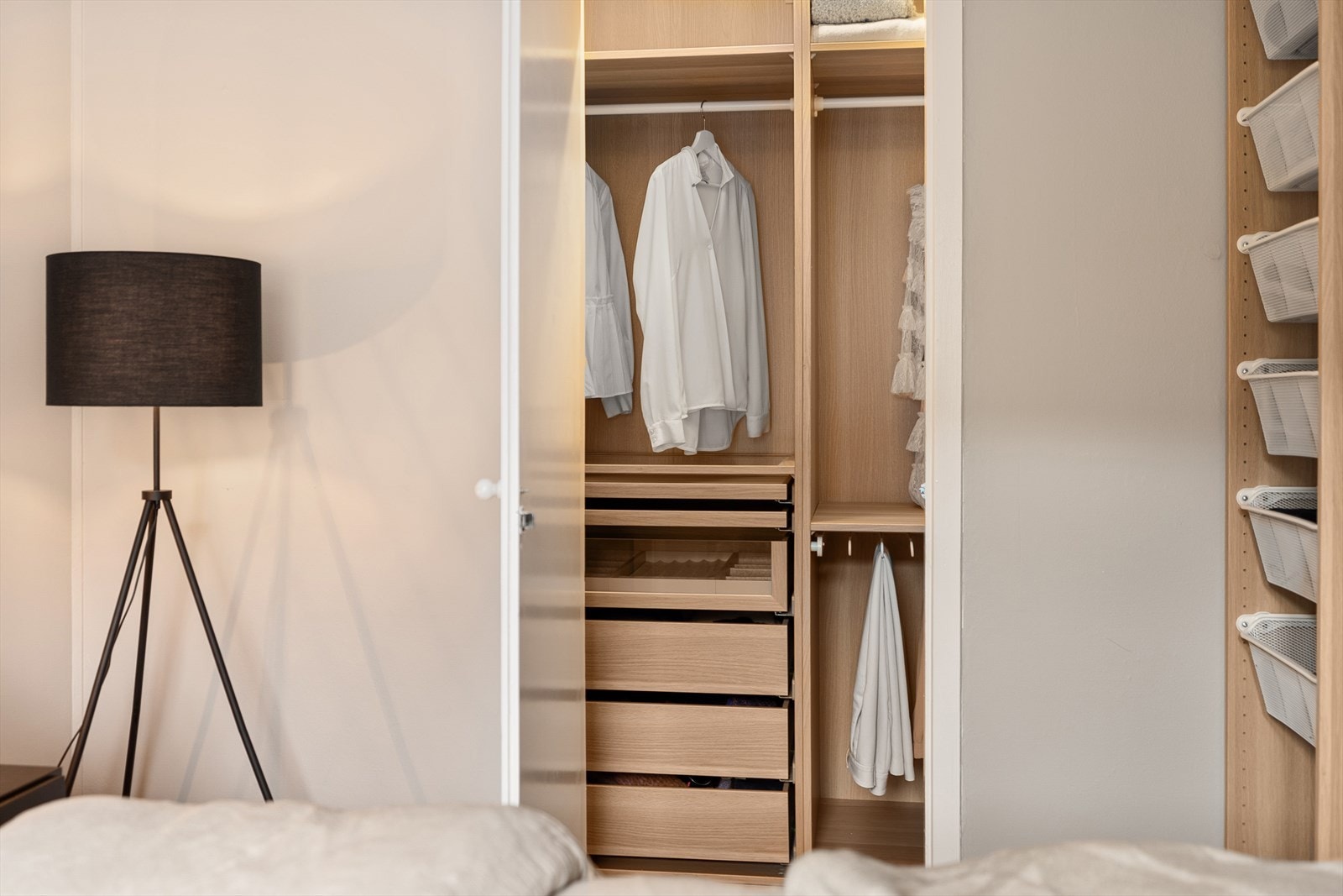 Tilkomst til walk-in closet fra soverommet. Galleribilde