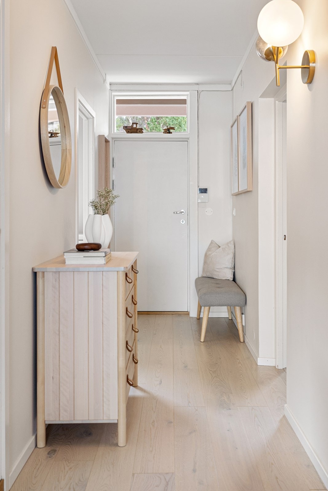 Du blir ønsket velkommen inn i en langstrakt, innbydende entré. Lekker 1-stavs eikeparkett på gulv er gjennomgående i leiligheten. Galleribilde