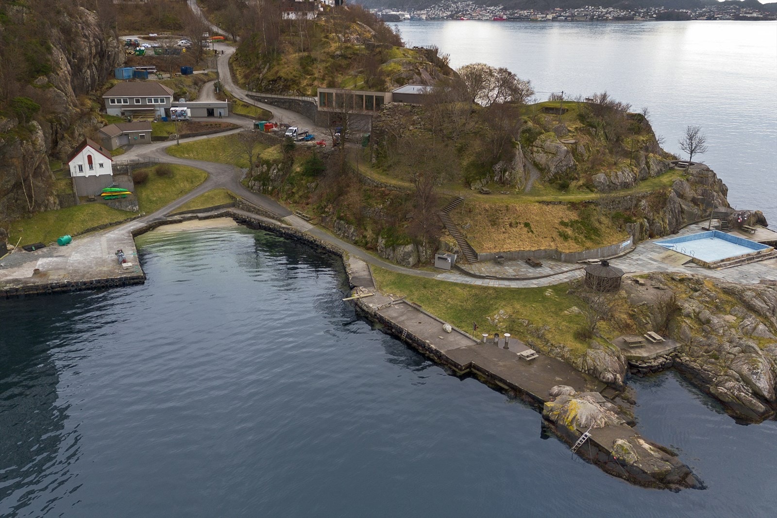 Helleneset badeplass ligger like ved. Her finner du sandfjære for barn, flere stupebrett, grill, svaberg og gressbakker, samt et basseng som blir fylt med sjøvann. Galleribilde