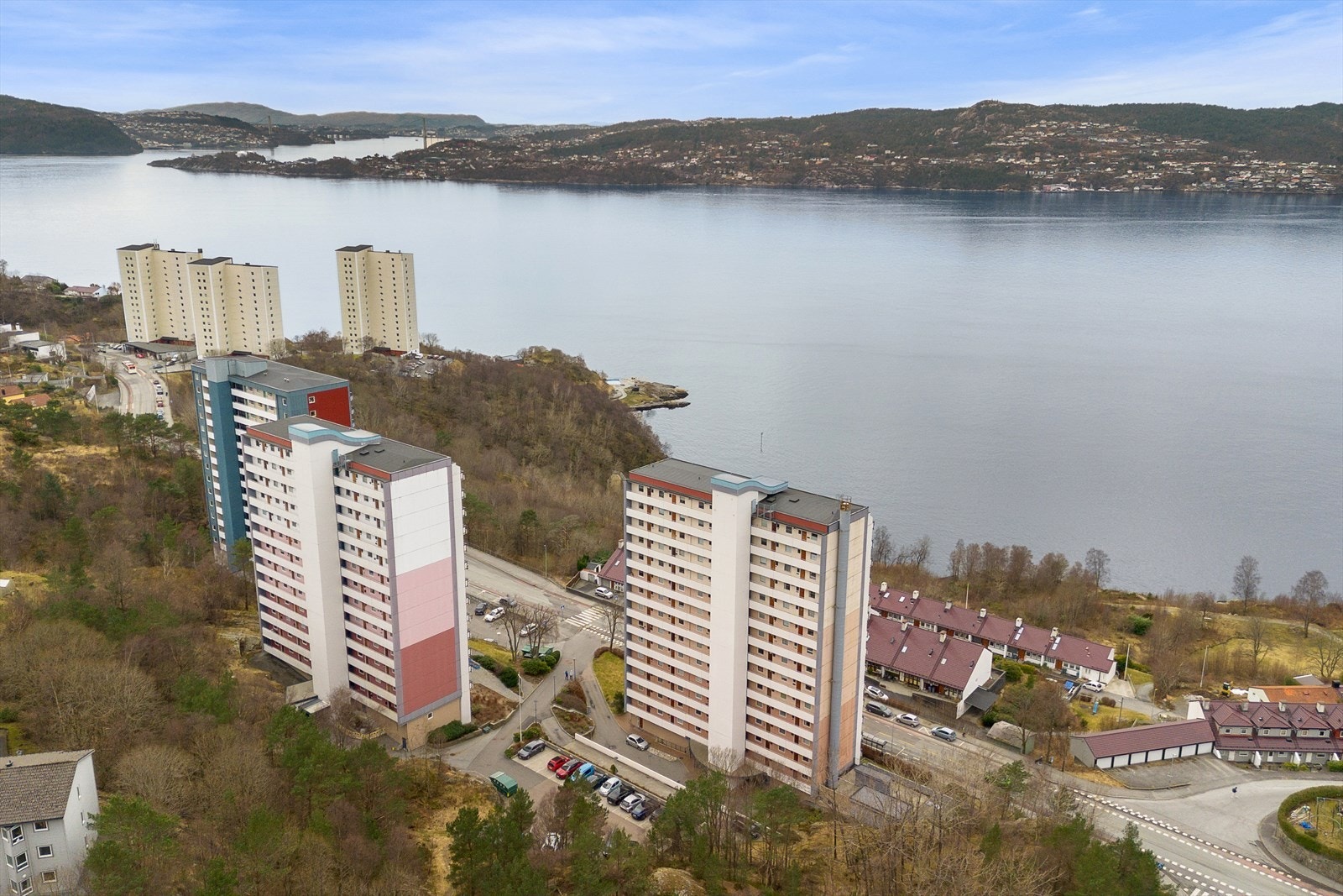 Borettslaget har en idyllisk plassering et steinkast unna sjøkanten. Galleribilde