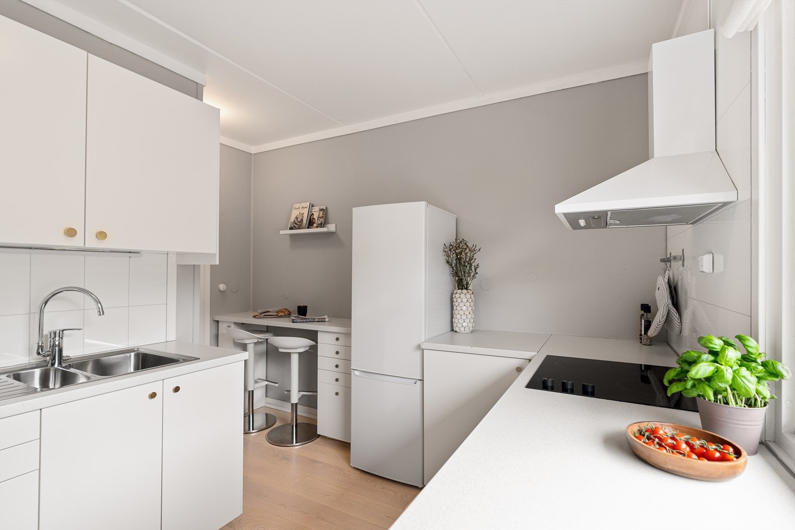 Det er integrerte hvitevarer som platetopp, stekeovn og oppvaskmaskin, samt plass til frittstående kjøleskap. Kjøkkenet har også en liten trivelig frokostplass. Galleribilde