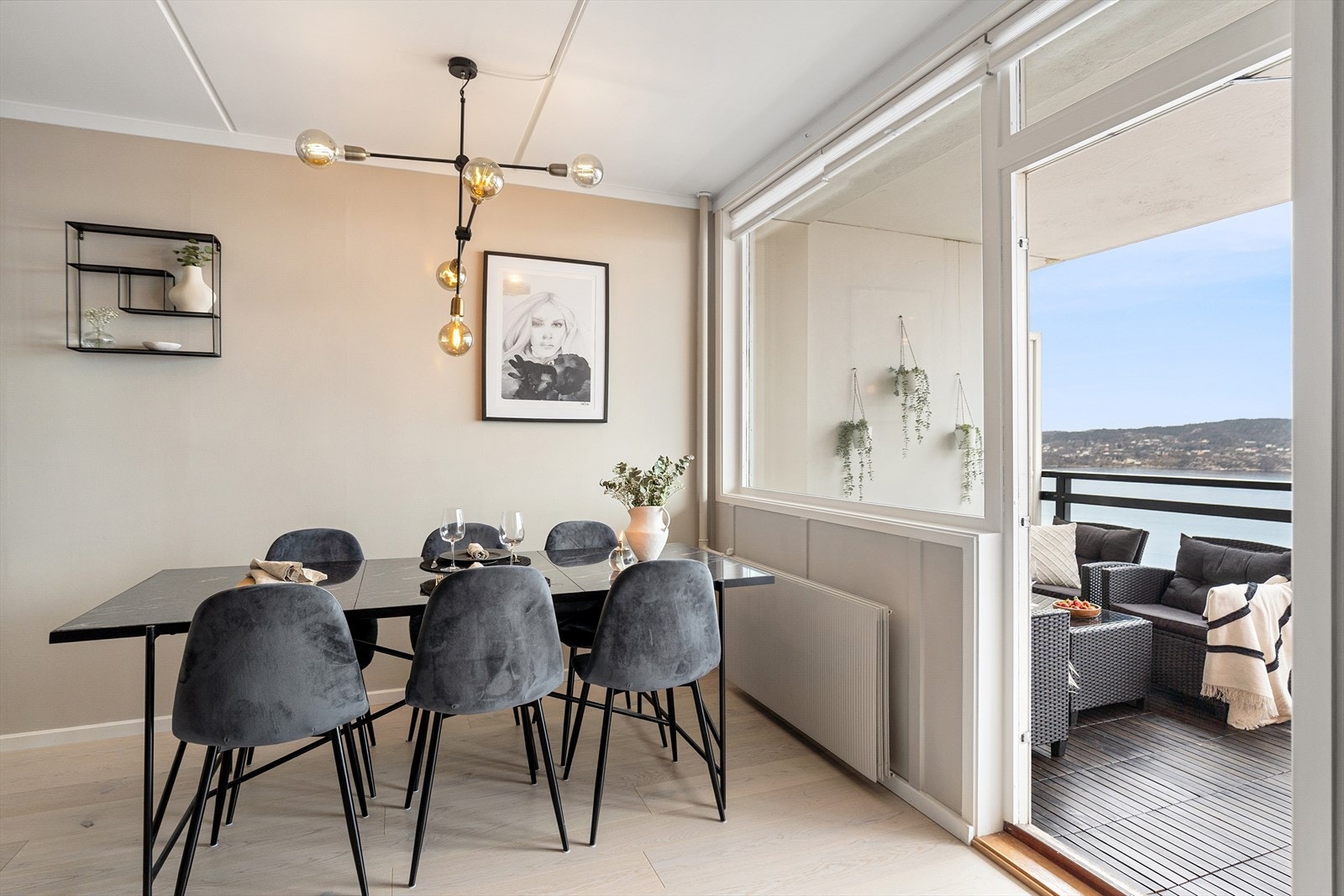 Fra stuen er det direkte tilkomst til en romslig balkong/terrasse. Galleribilde