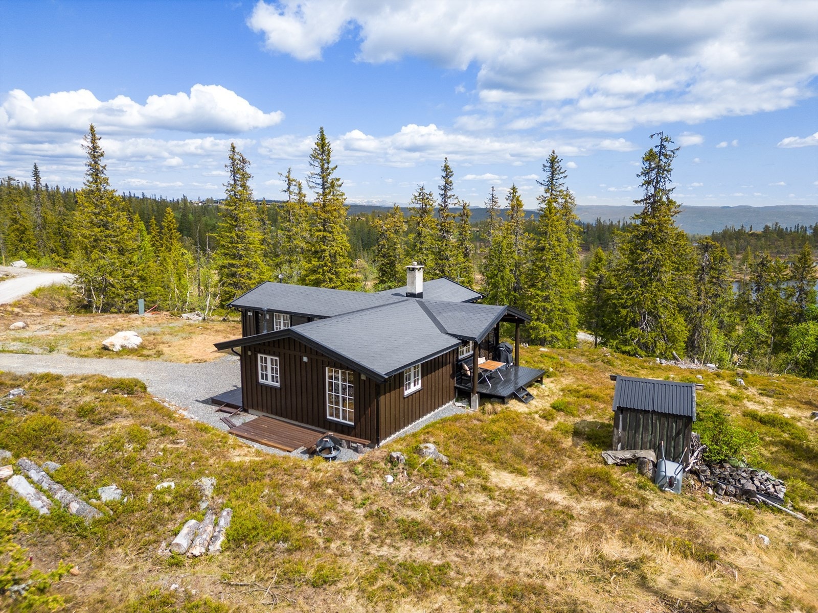 Hytte med alt på ett plan og bilvei helt frem. Galleribilde