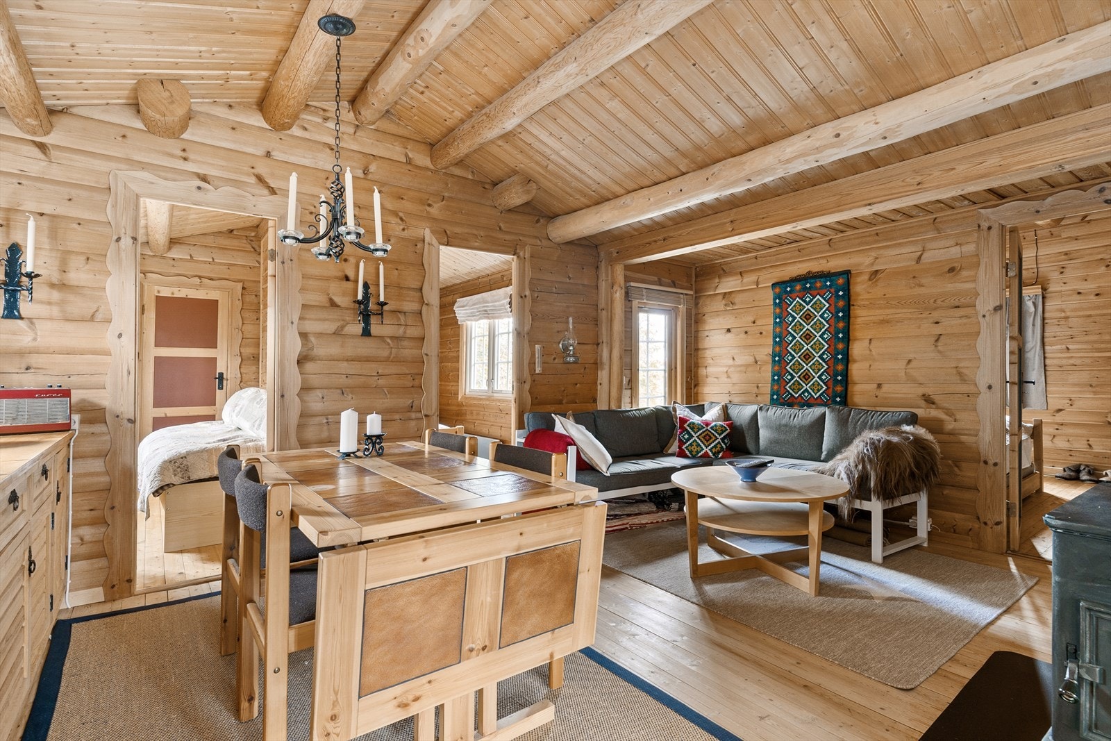 Hytta har blant annet 3 soverom og flere "soner" med plass til sittegrupper. Galleribilde