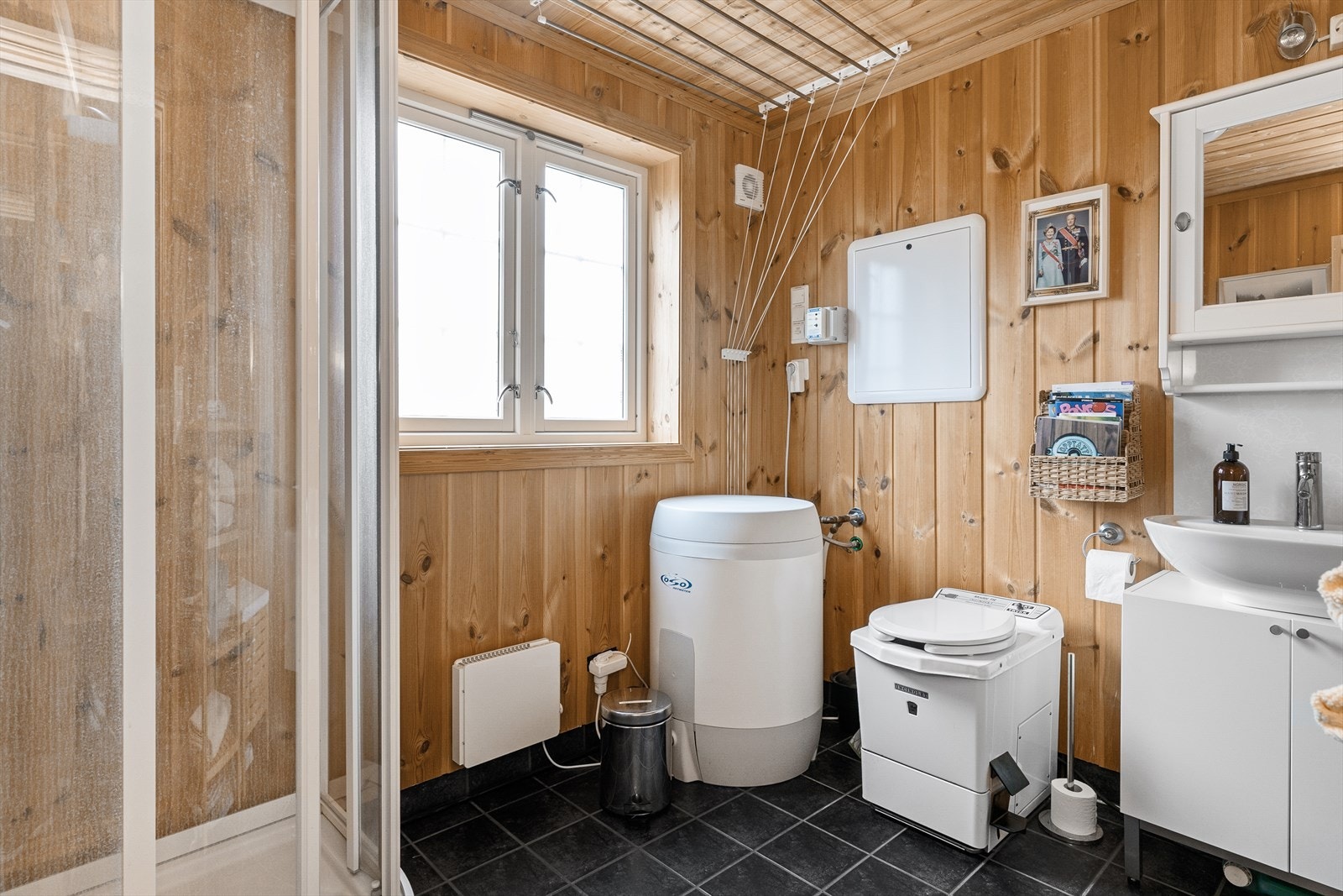 Bad med varmekabler i gulv. Badet ligger i den nyere delen. Galleribilde