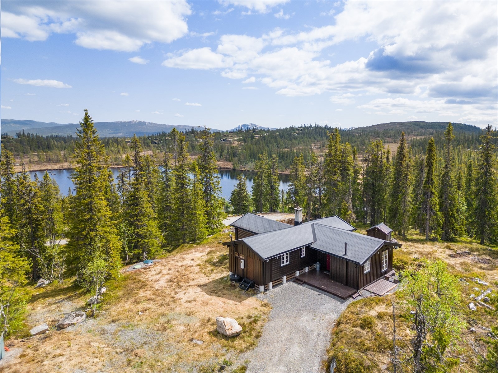 Hytta ligger fint til med bilvei helt inn, nærhet til vann og flotte turområder sommer- som vinter. Galleribilde